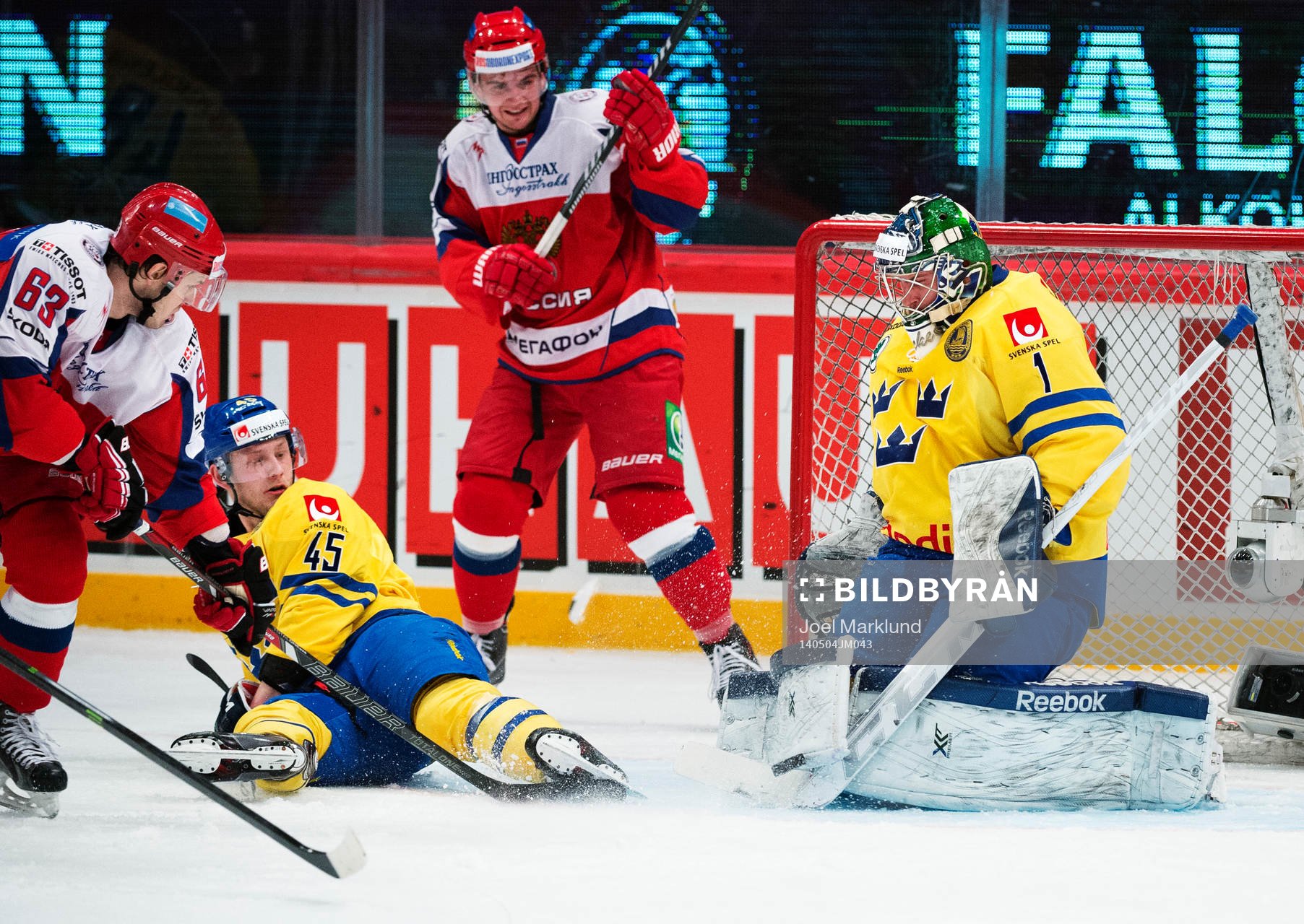 Rysslands Evgeny Dadonov oroar framför Sveriges Oscar