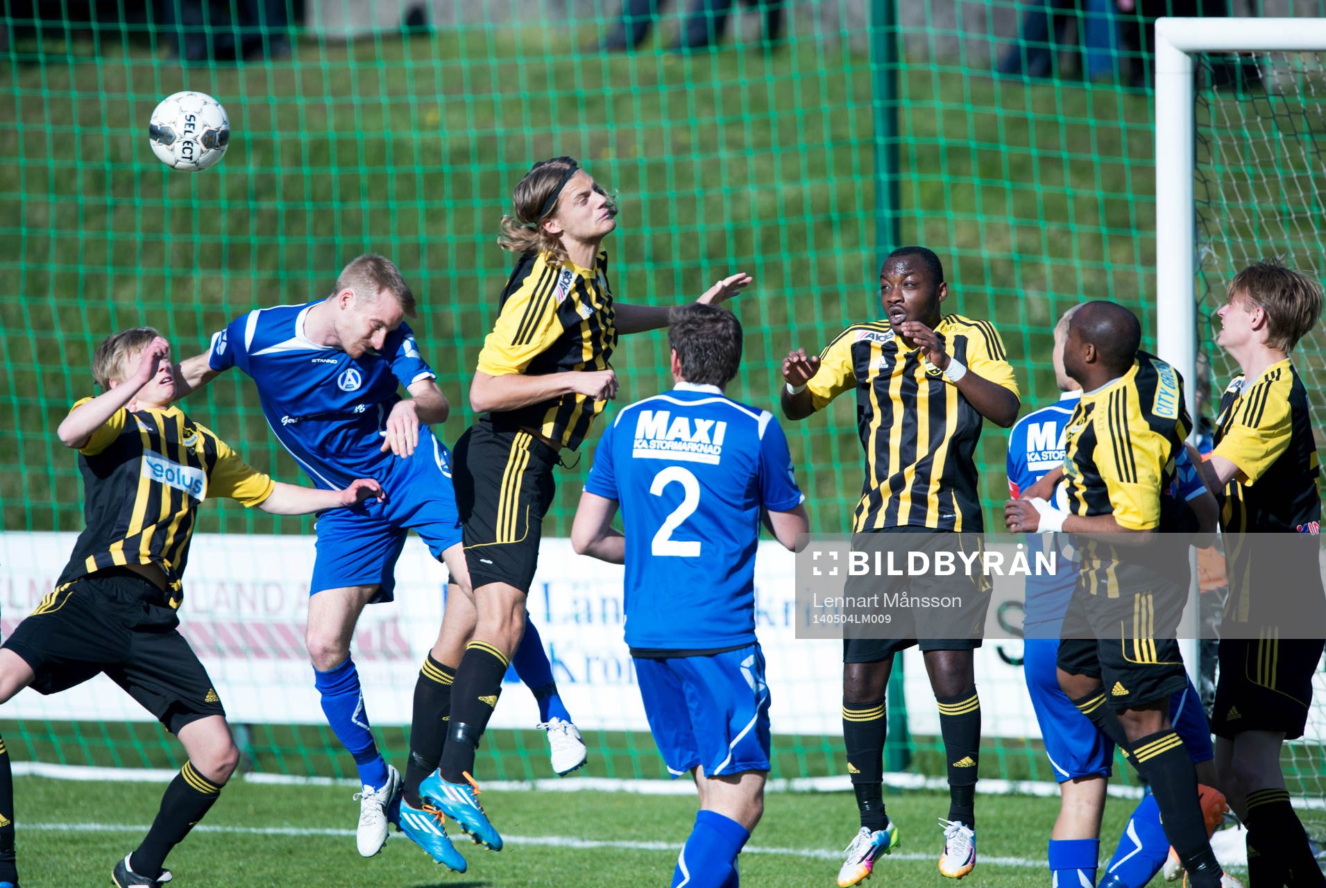 Hässleholms Linus Karlsson nickar undan en hörna  i matchen i div. lll mellan Älmhult och IFK Hässleholm i Älmhult 4 maj  2014.