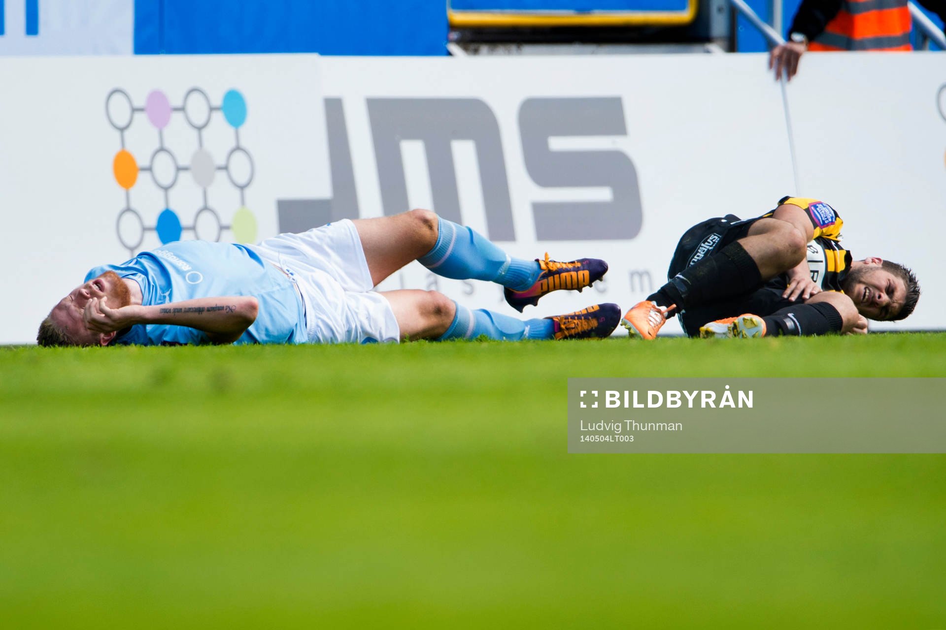 Malmö FFs Pontus Jansson tar sig för ryggen och Häckens Moestafa El Kabir ligger kvar i smärtor efter en nickduell under matchen i Allsvenskan mellan Malmö FF och Häcken den 4 maj 2014 i Malmö.