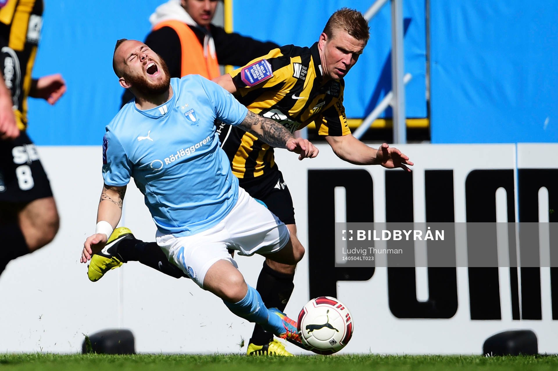 Malmö FFs Magnus Eriksson fälls av Häckens David Frölund