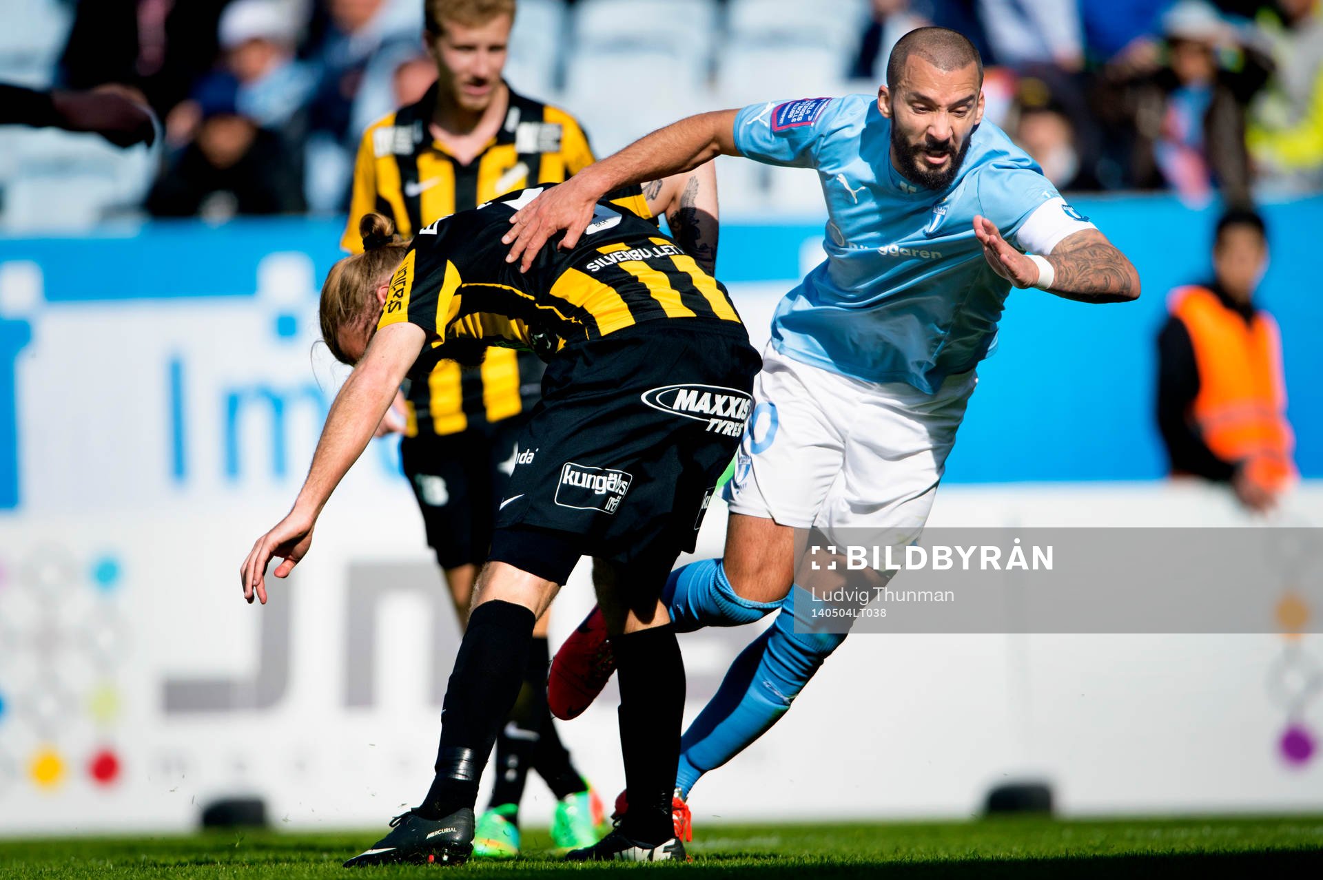 Malmö FFs Guillermo Molins faller på Häckens Emil