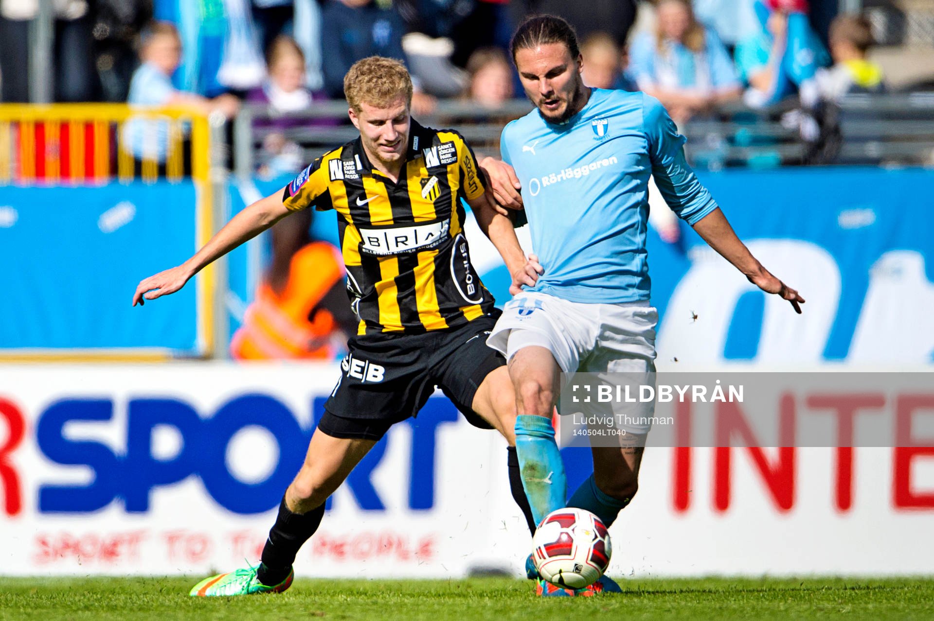 Malmö FFs Erik Johansson (th) i kamp om bollen med