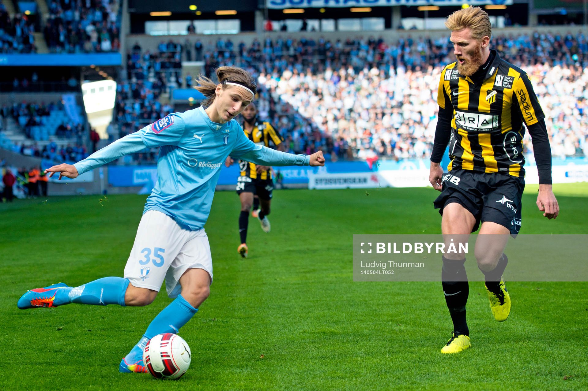 Malmö FFs Pawel Cibicki utmanar Häckens Fredrik Björck under matchen i Allsvenskan mellan Malmö FF och Häcken den 4 maj 2014 i Malmö. 