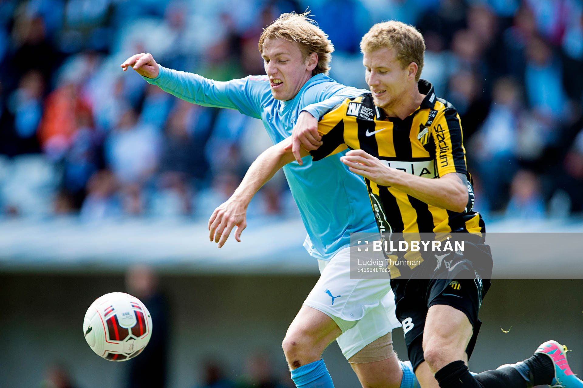 Malmö FFs Emil Forsberg i kamp om bollen med Häckens