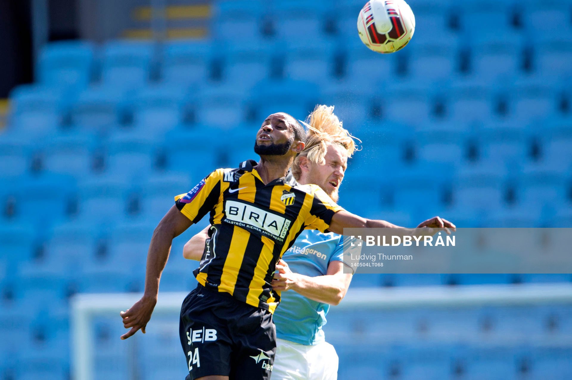 Häckens Rene Makondele i nickduell med Malmö FFs Filip