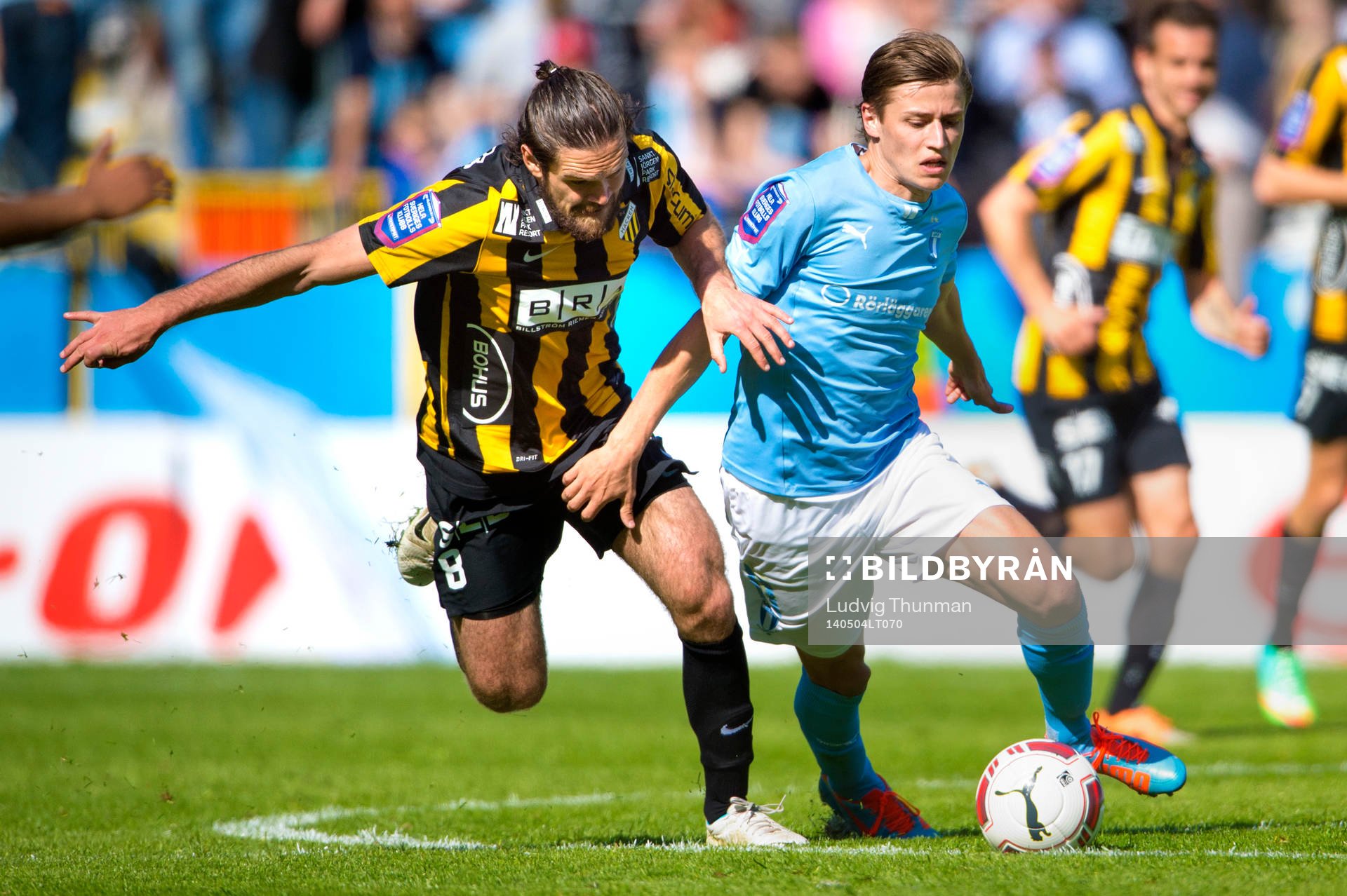 Häckens Fredrik Björck jagar Malmö FFs Simon Thern under matchen i Allsvenskan mellan Malmö FF och Häcken den 4 maj 2014 i Malmö. 