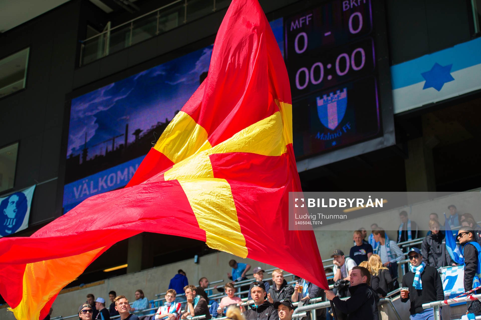 En supporter vajar en skånsk flagg