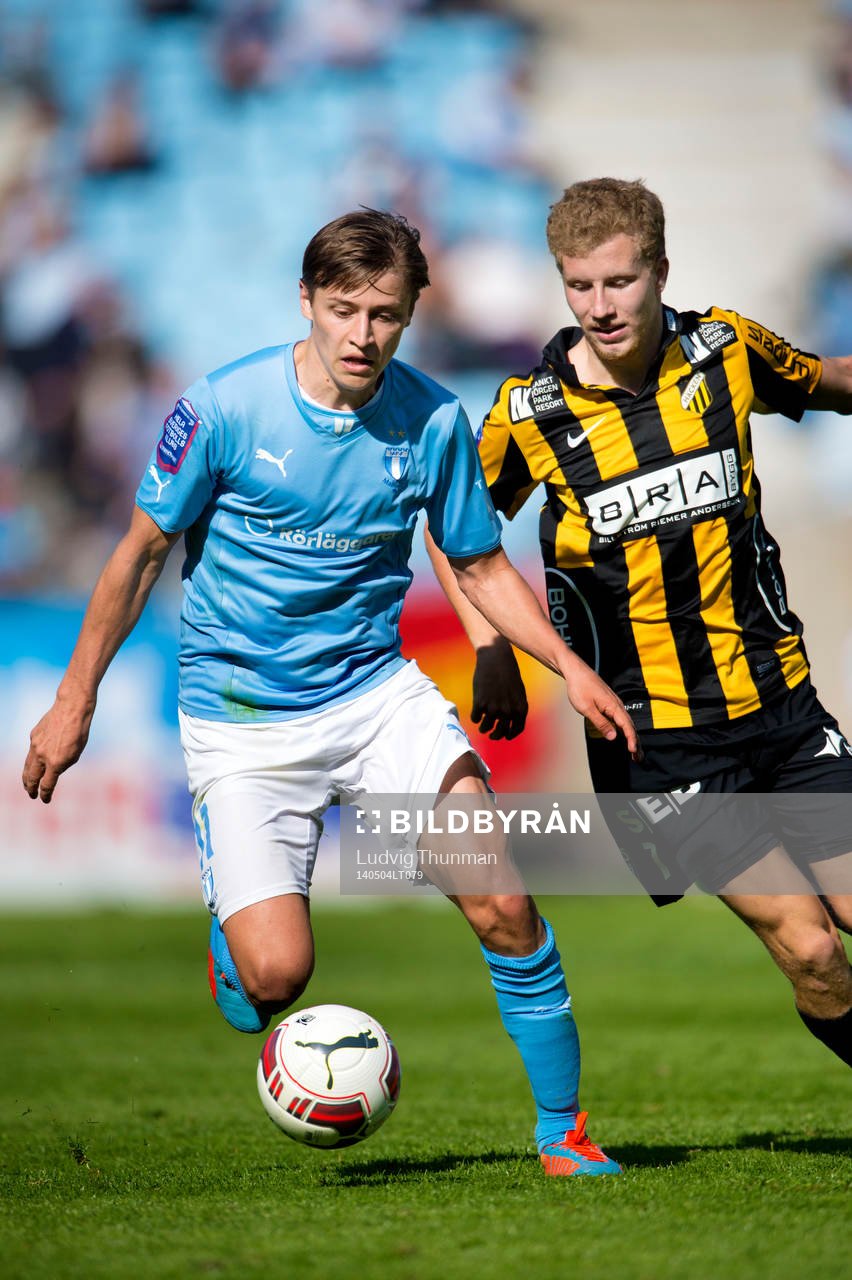 Häckens Simon Gustafson (th) jagar Malmö FFs Simon Thern