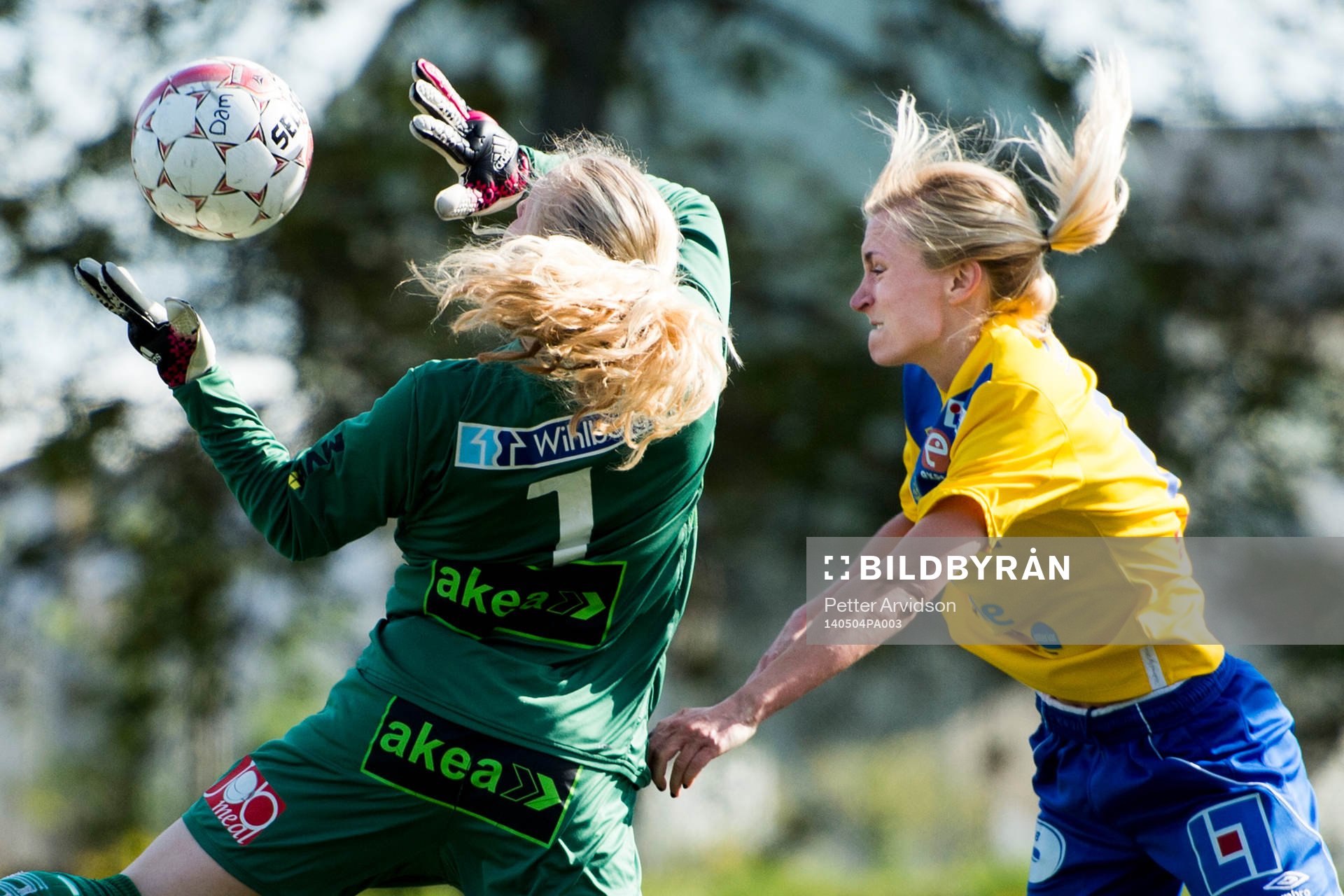 Umeå Södras Emelie Strand i lugtduell med LB07s målvakt