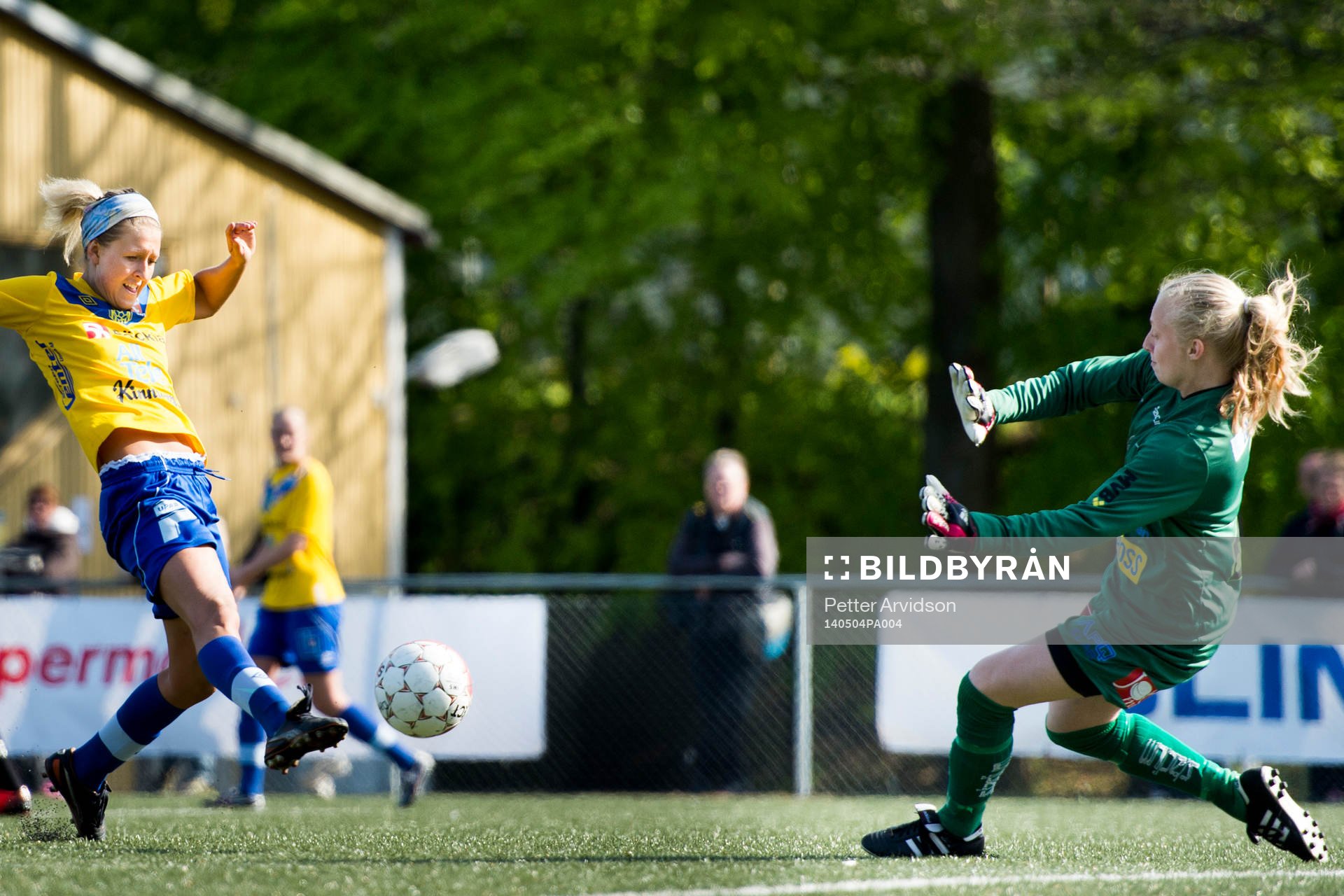 Umeå Södras Emma Kullberg med målchans mot LB07s