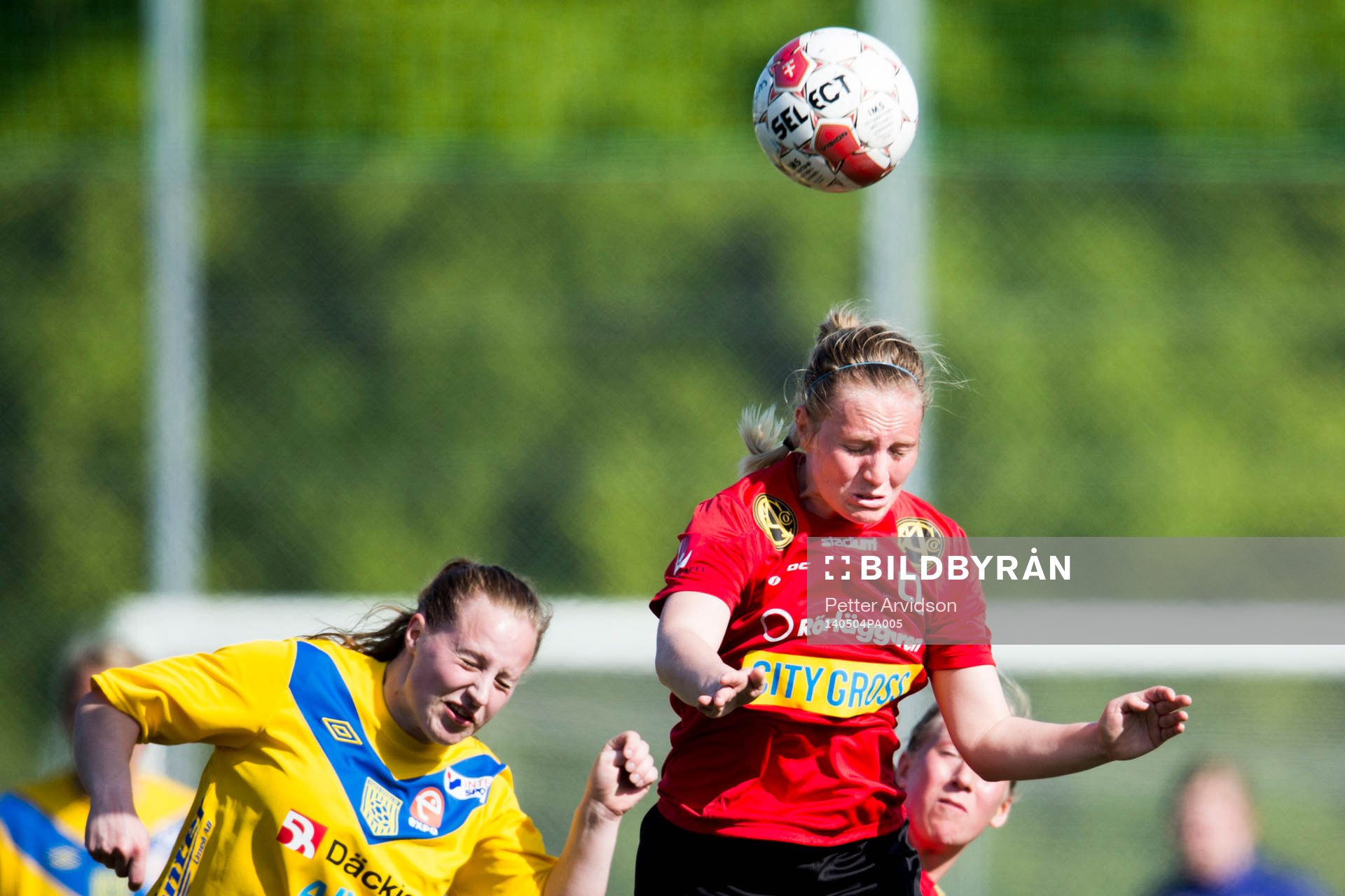 LB07s Lina Rehov i nickduell med Umeå Södras Ellinor