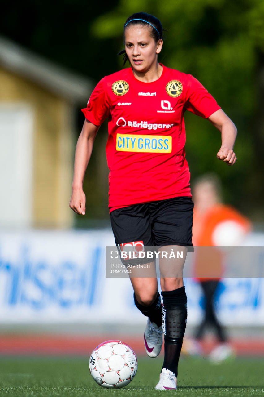 LB07s Josefine Rydle under fotbollsmatchen i elitettan mellan LB07 och Umeå Södra den 4 maj 2014 i Malmö.