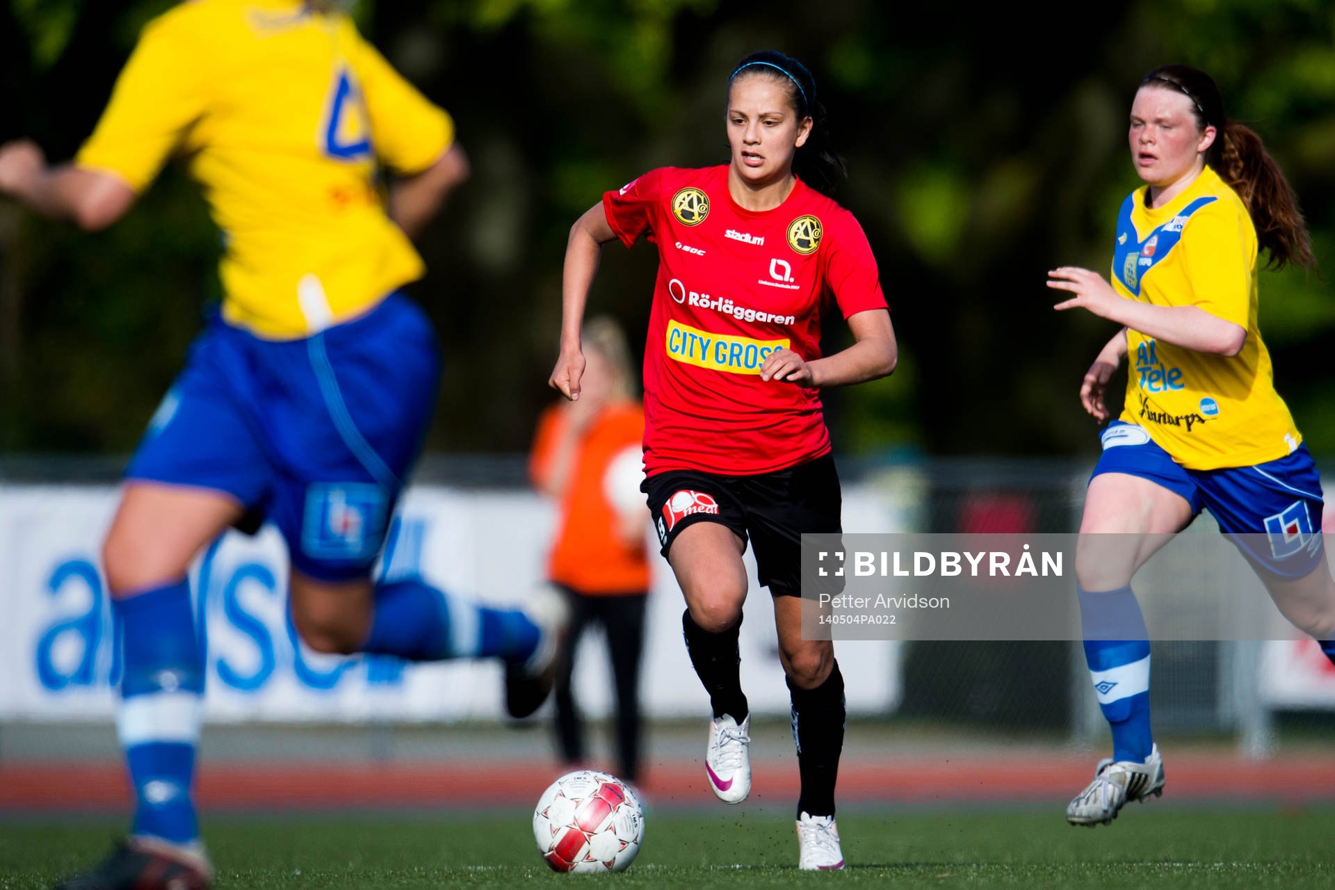 LB07s Josefine Rydle driver fram bollen