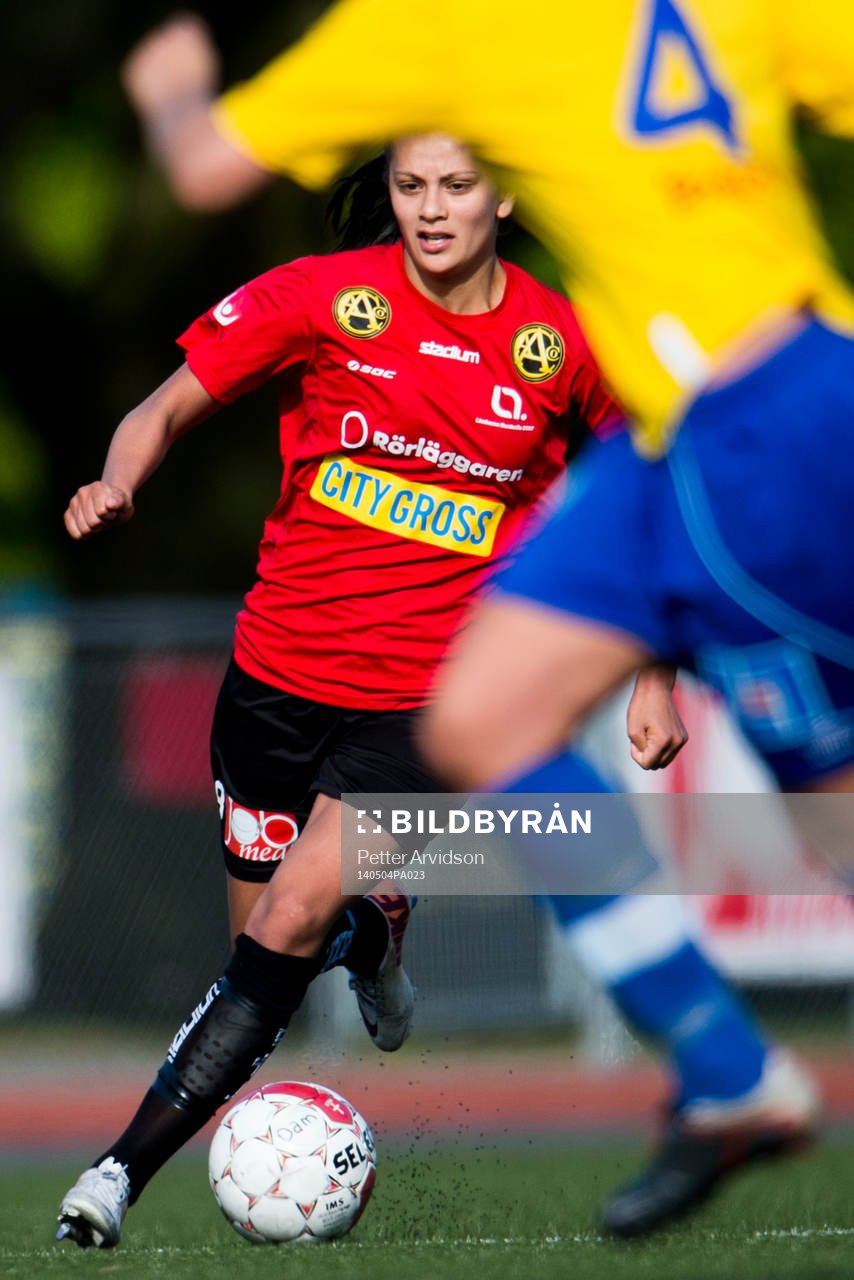 LB07s Josefine Rydle driver fram bollen under ett anfall under fotbollsmatchen i elitettan mellan LB07 och Umeå Södra den 4 maj 2014 i Malmö.