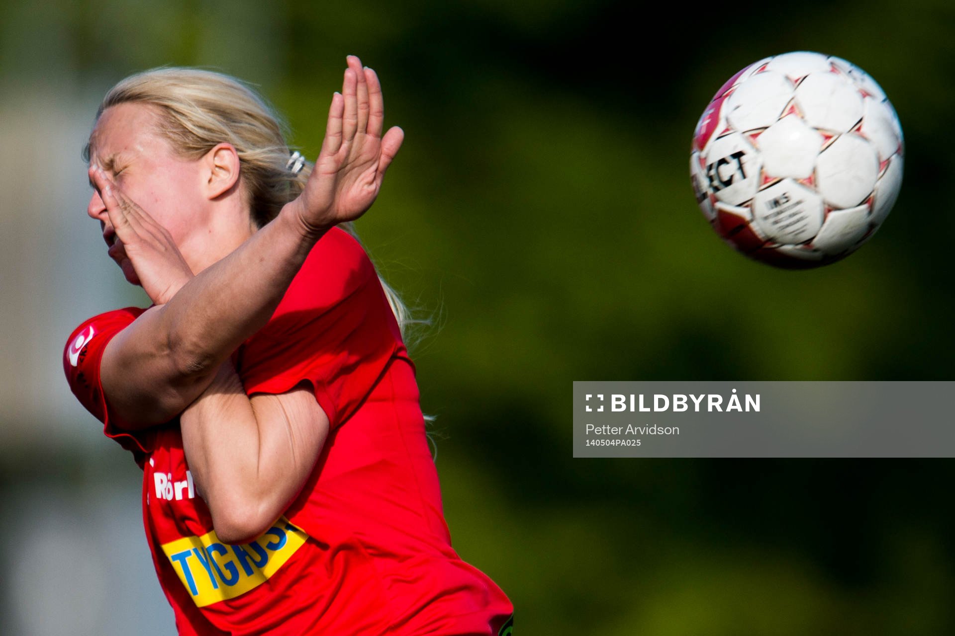 LB07s Alexandra Benediktsson träffas av en utspark
