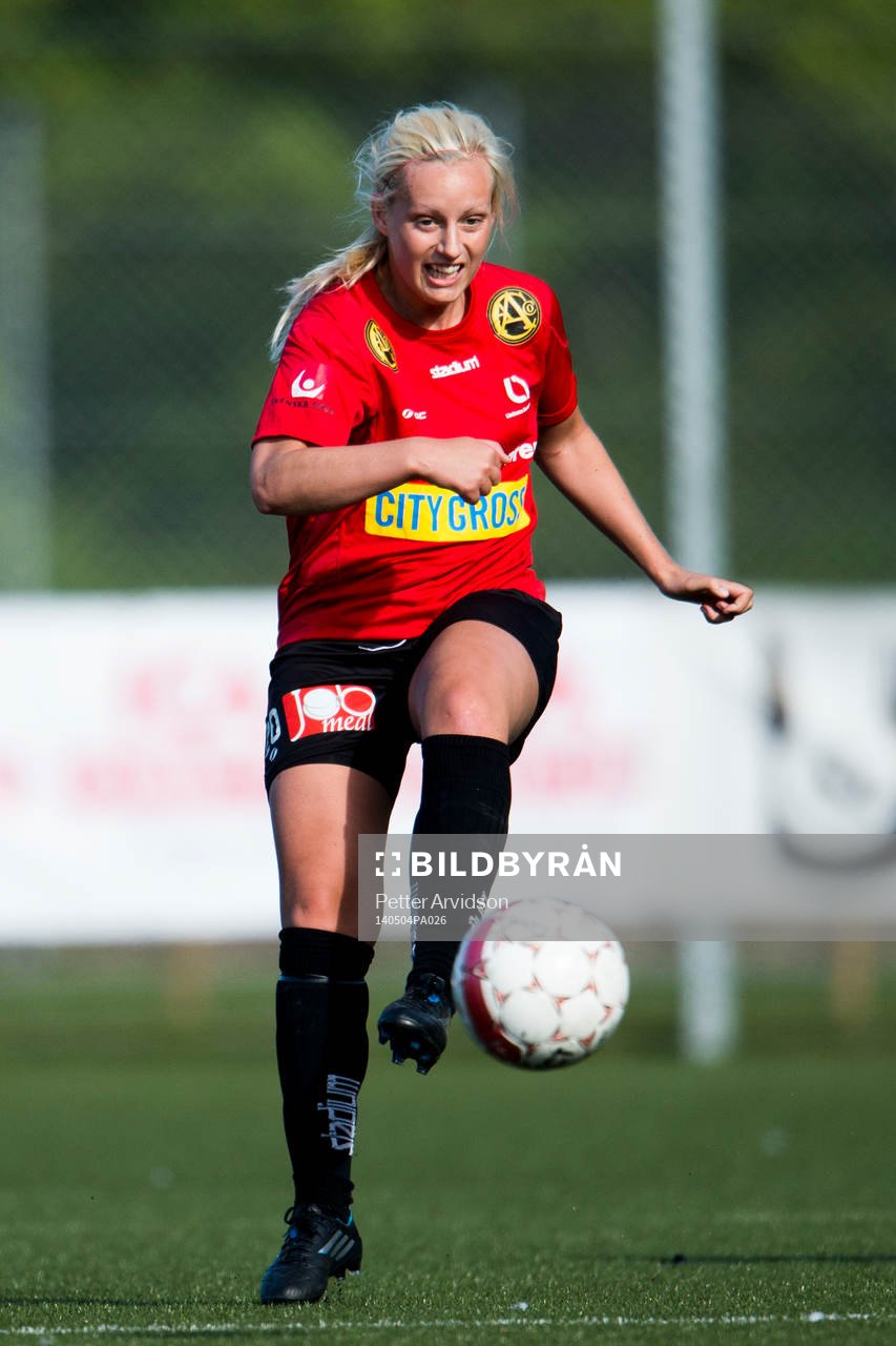 LB07s Louise Overgaard Persson under fotbollsmatchen i elitettan mellan LB07 och Umeå Södra den 4 maj 2014 i Malmö.