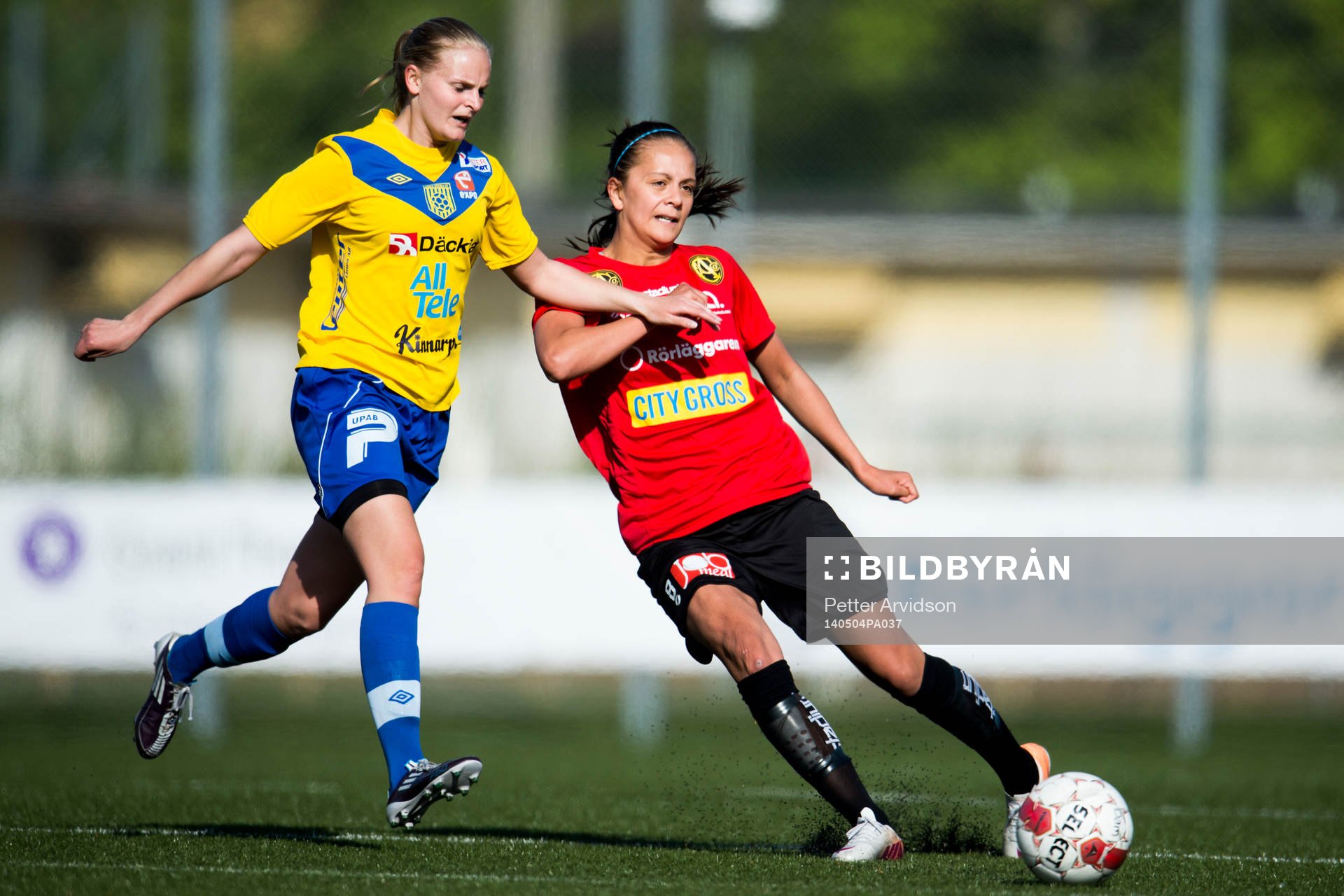 Umeå Södras Therése Boström och LB07s Josefine Rydle under fotbollsmatchen i elitettan mellan LB07 och Umeå Södra den 4 maj 2014 i Malmö.