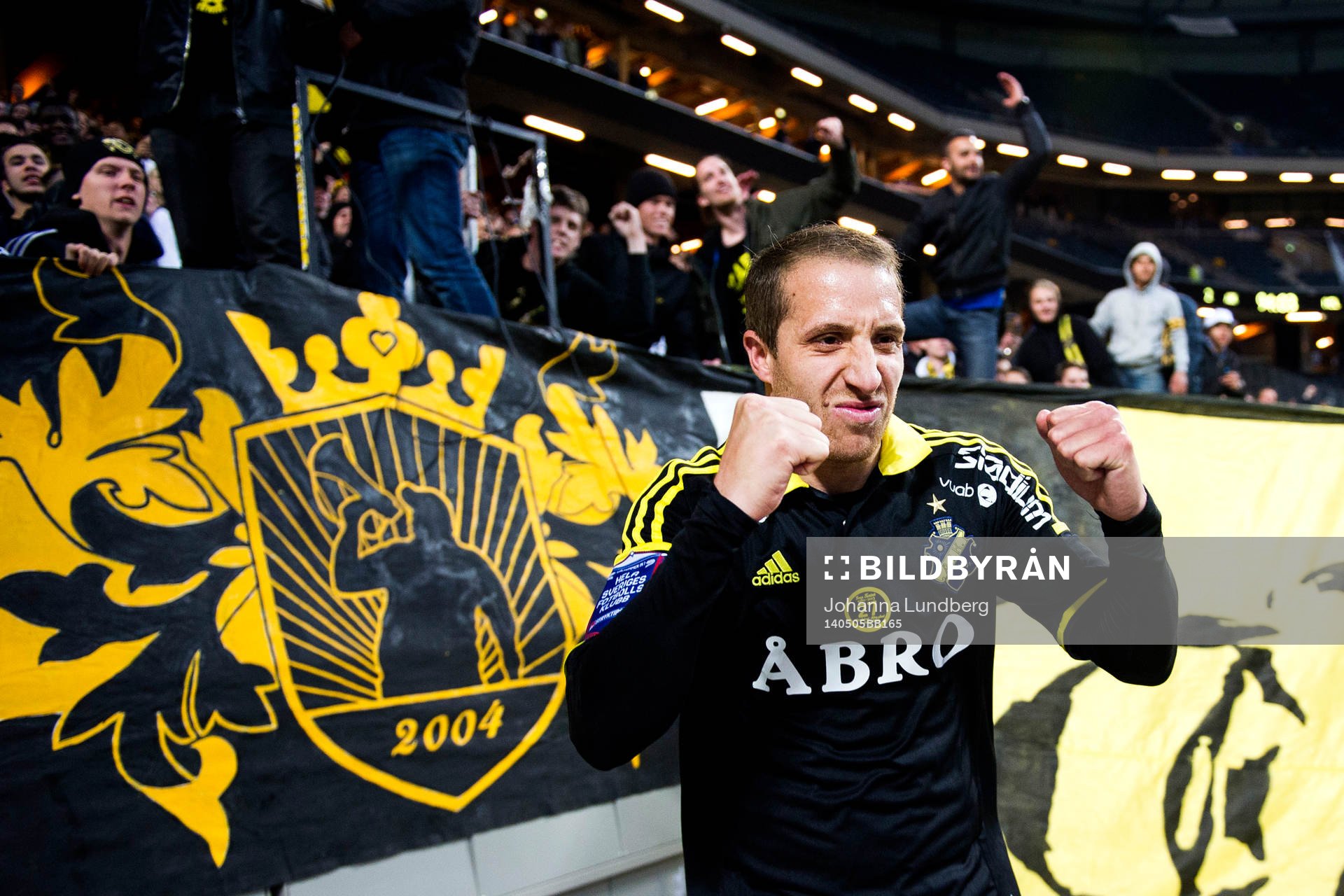 AIK:s Kenny Pavey jublar med fansen efter fotbollsmatchen i Allsvenskan mellan AIK och Helsingborg den 5 maj 2014 i Stockholm. 
