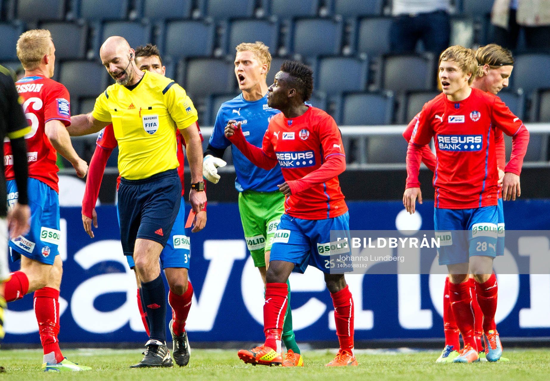 Helsingborgs målvatk Pär Hansson skriker på domare