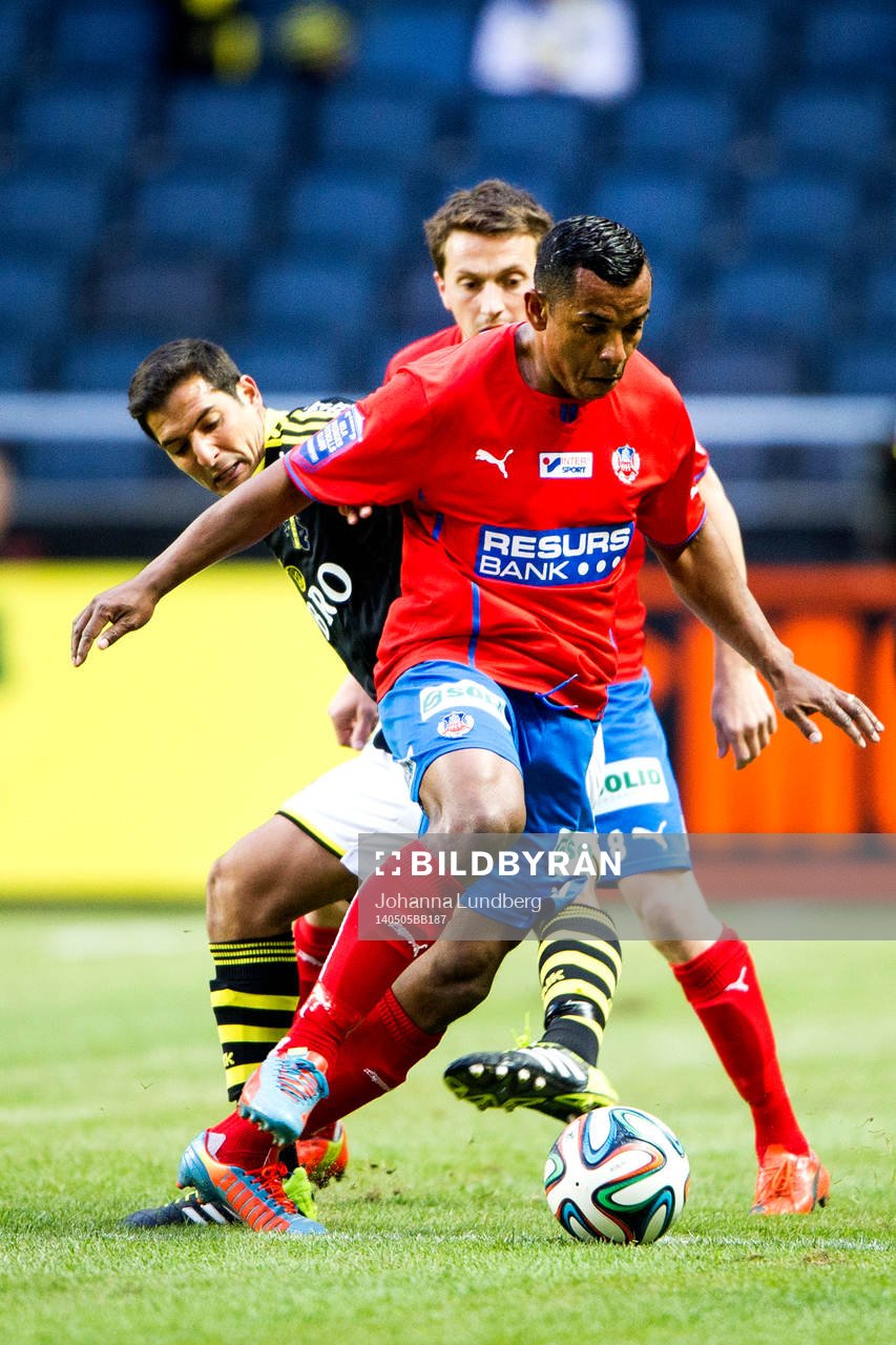 AIK:s Celso Borges i kamp med Helsingborgs Álvaro Santos och Ardian Gashi under fotbollsmatchen i Allsvenskan mellan AIK och Helsingborg den 5 maj 2014 i Stockholm.