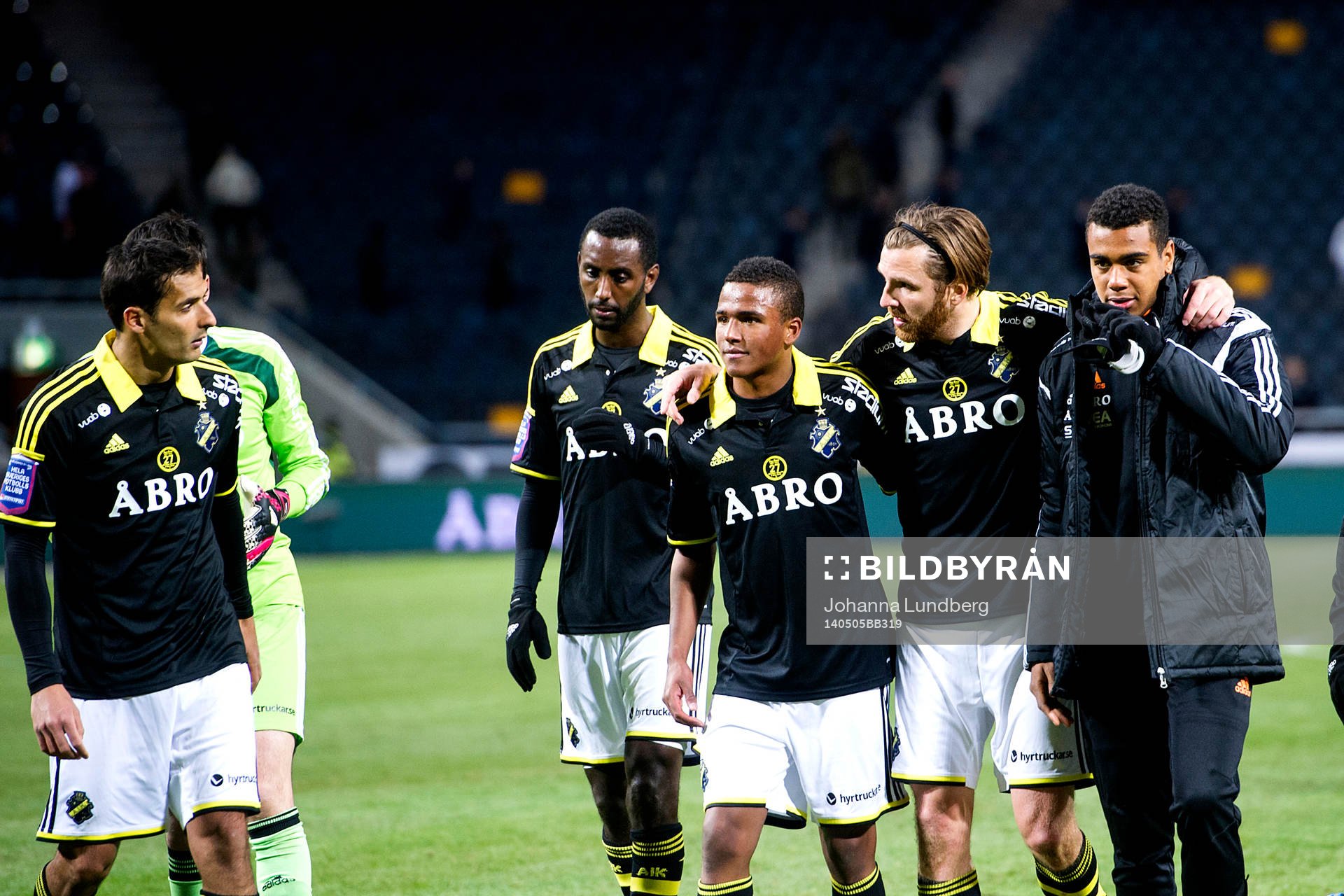 AIK:s Celso Borges, Henok Goitom , Niclas Eliasson och Nils-Eric Johansson jublar och tackar publiken efter fotbollsmatchen i Allsvenskan mellan AIK och Helsingborg den 5 maj 2014 i Stockholm.