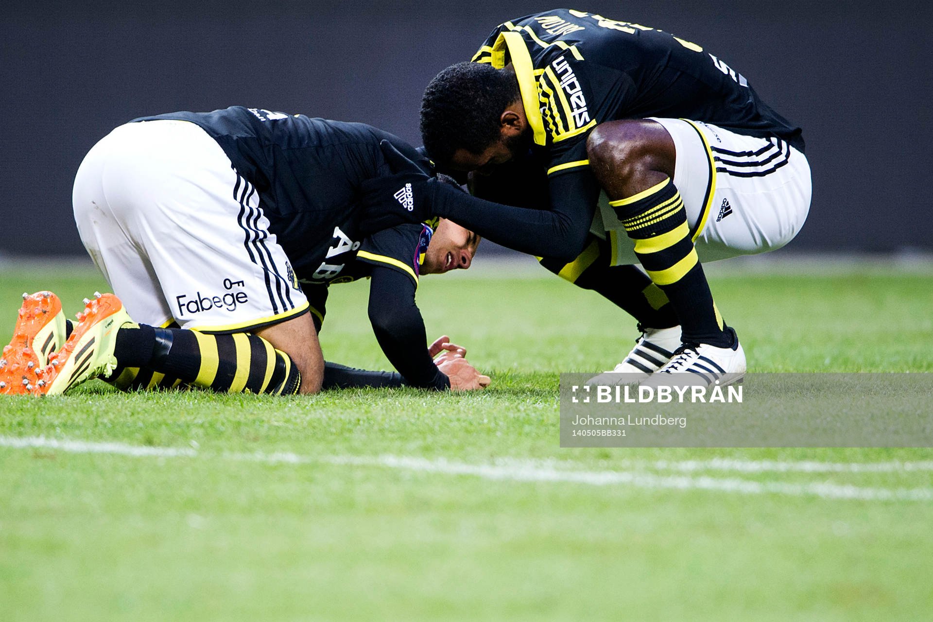 s Nabil Bahoui får hjälp av Henok Goitom