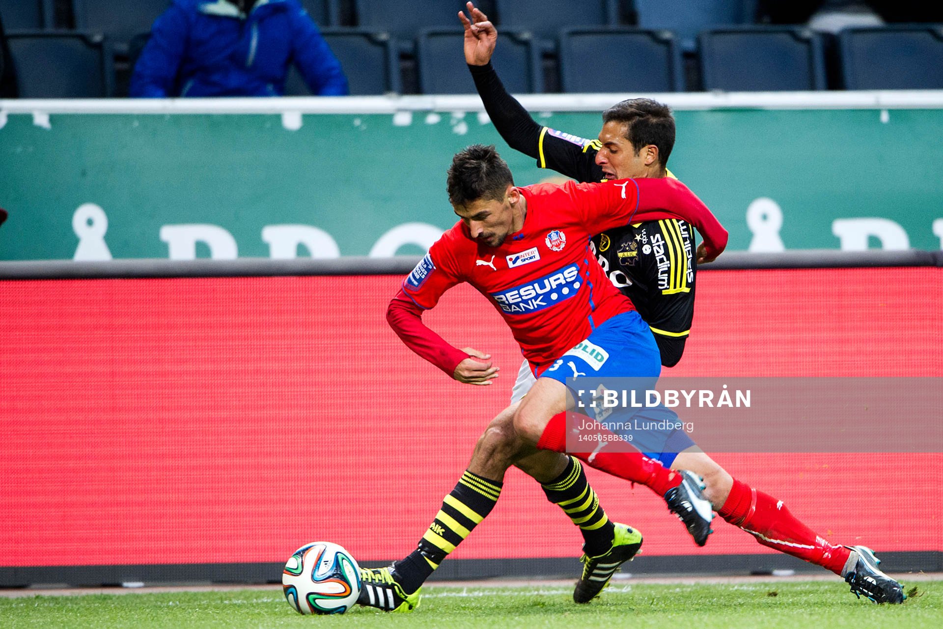 s Celso Borges  i kamp om bollen