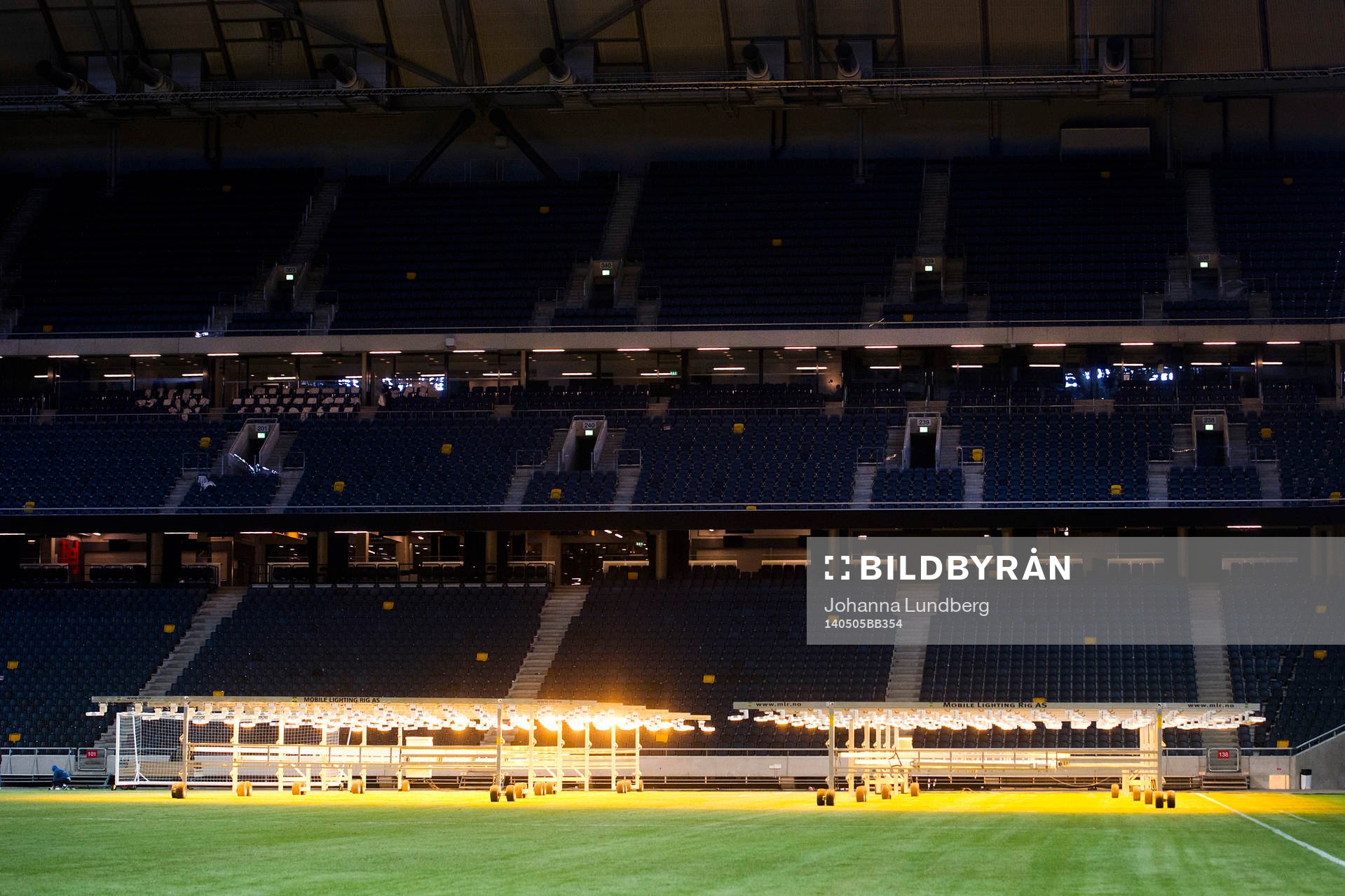 Värmelampor placeras ut på gräset på Friends arena