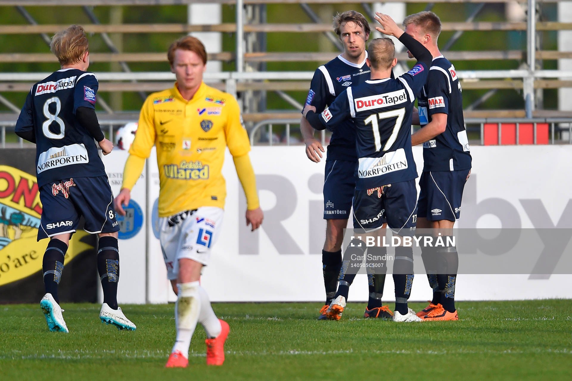 Gefles spelare firar att Johan Oremo gjort 0-1 på straff under fotbollsmatchen i Allsvenskan mellan Falkenberg och Gefle den 5 maj 2014 i Falkenberg.