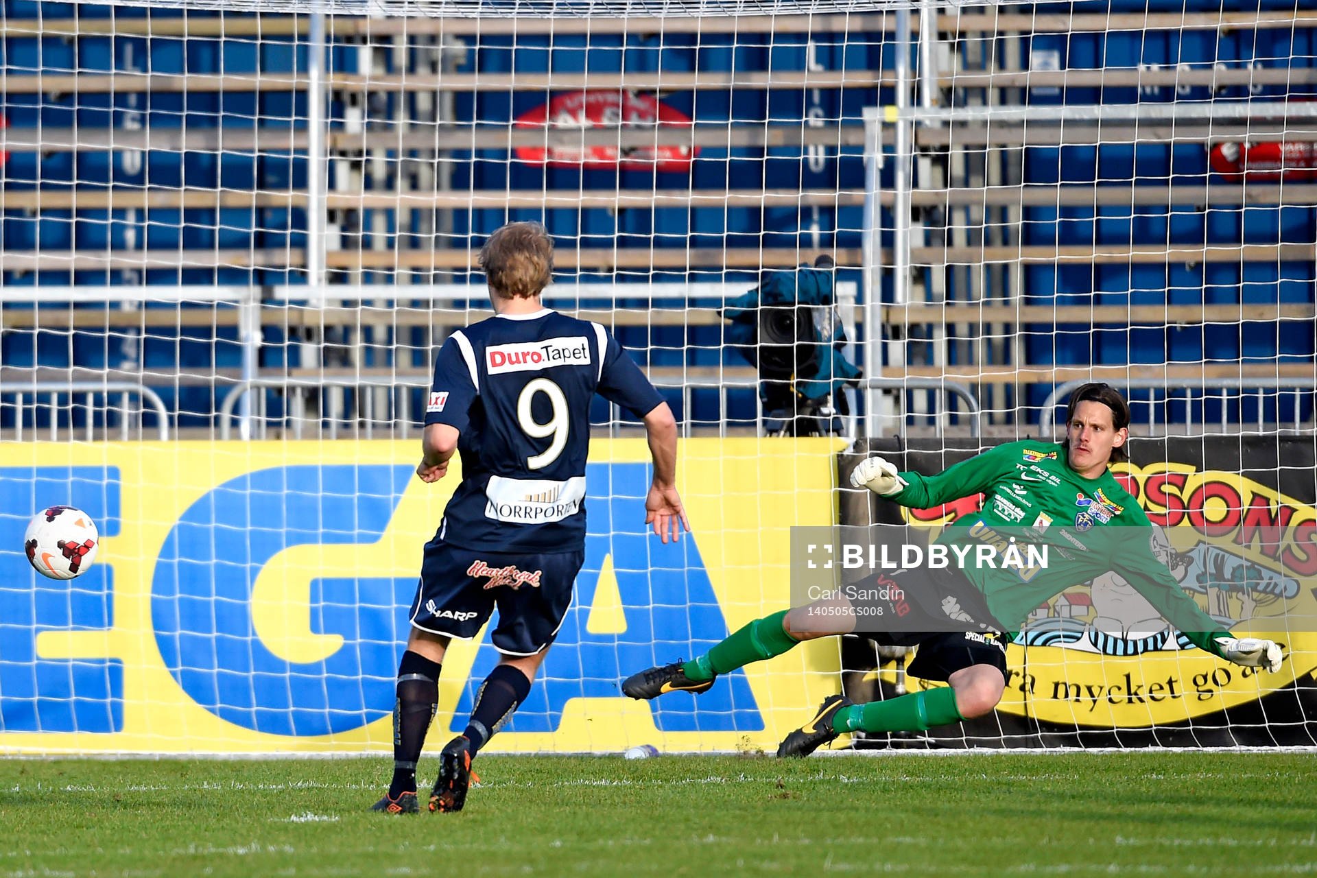 Gefles Johan Oremo gör 0-1 på straff bakom Falkenbergs
