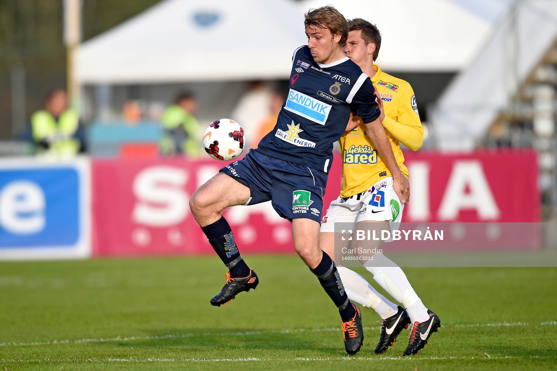 Gefles Johan Oremo jagas av Falkenbergs Daniel Johansson