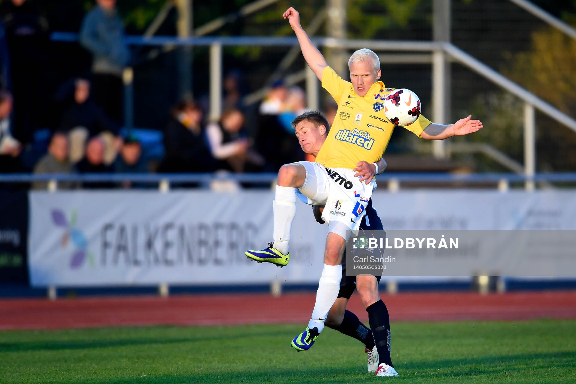 Falkenbergs Halldor Björnsson faller över Gefles Jonas Olsson under fotbollsmatchen i Allsvenskan mellan Falkenberg och Gefle den 5 maj 2014 i Falkenberg.