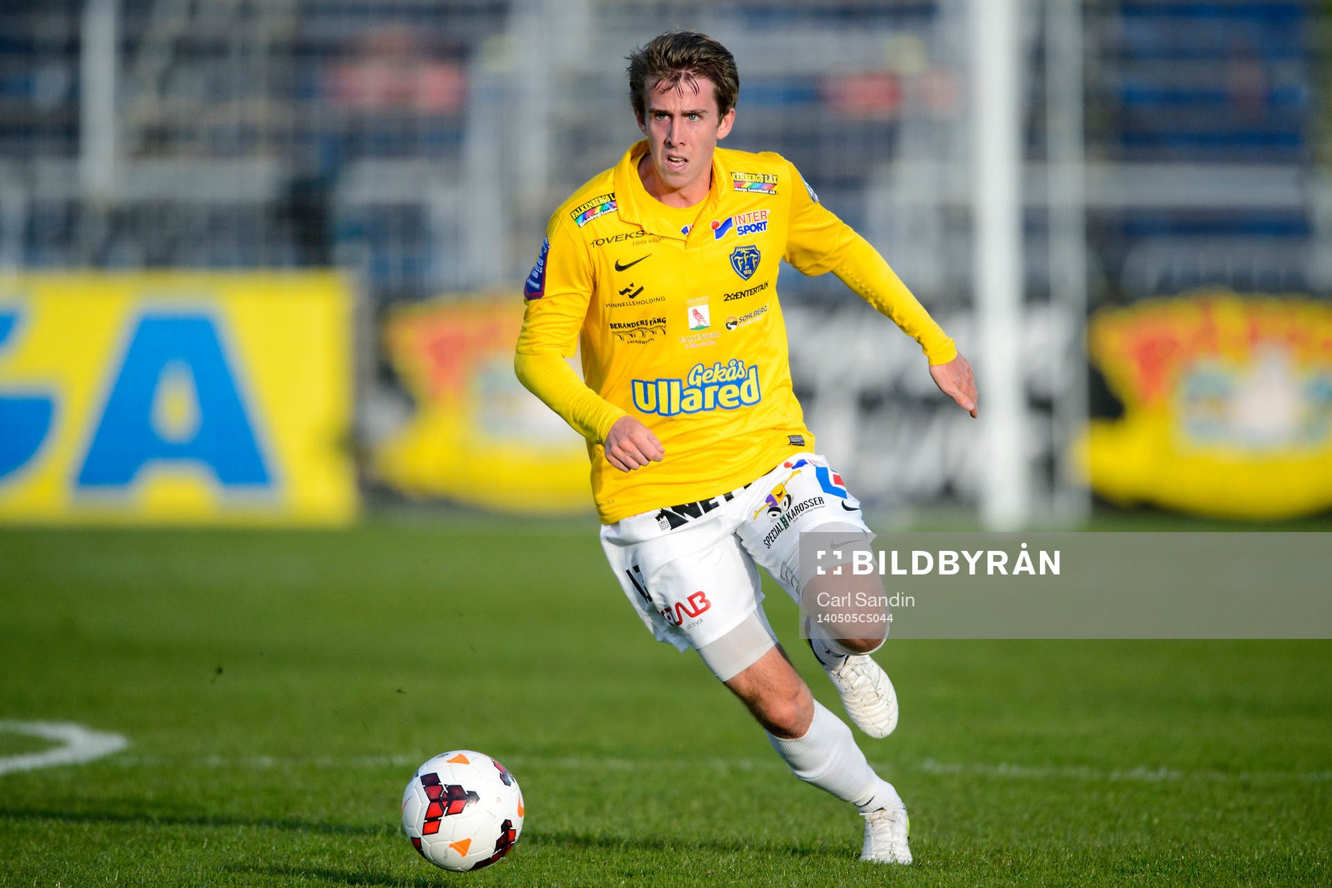 Falkenbergs Adam Eriksson med bollen
