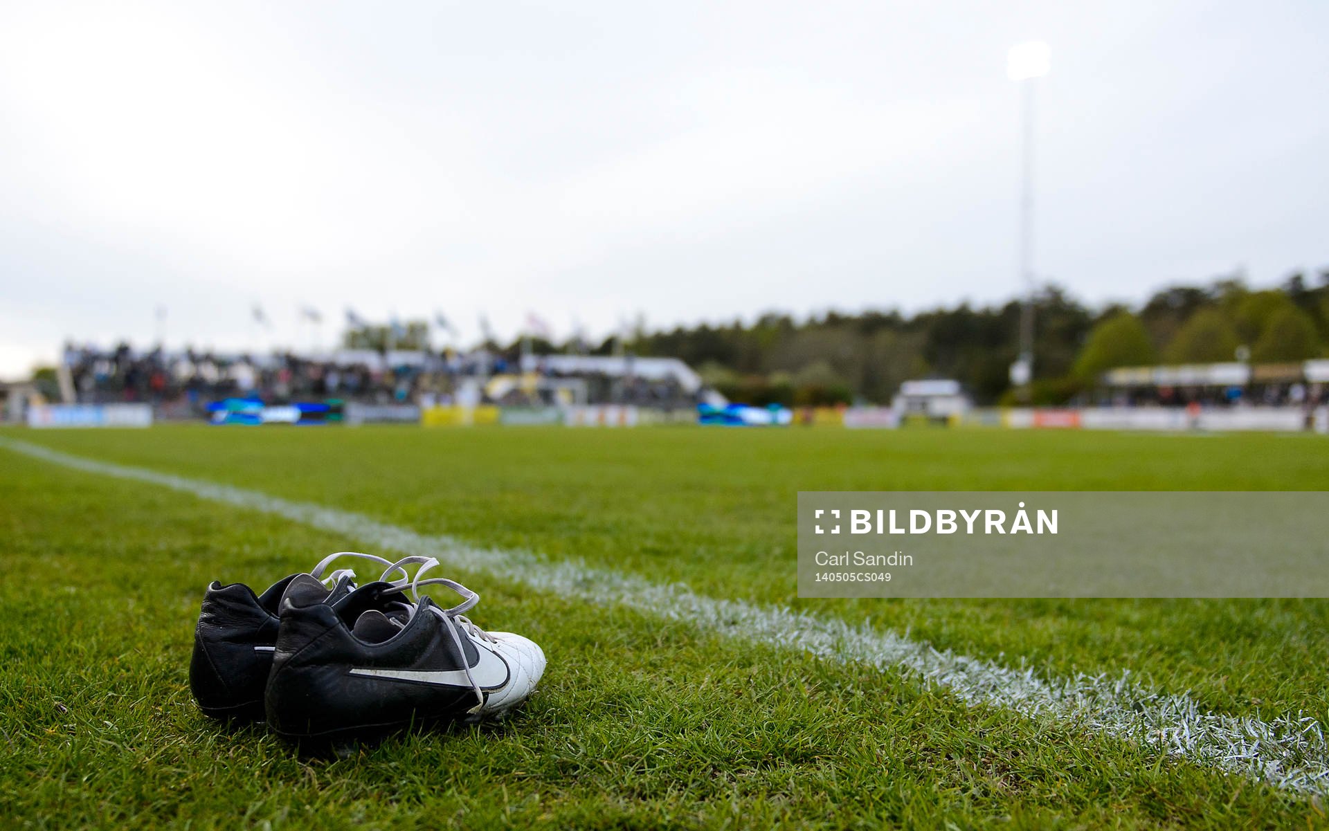 Ett par skor står vid planen under fotbollsmatchen i Allsvenskan mellan Falkenberg och Gefle den 5 maj 2014 i Falkenberg.