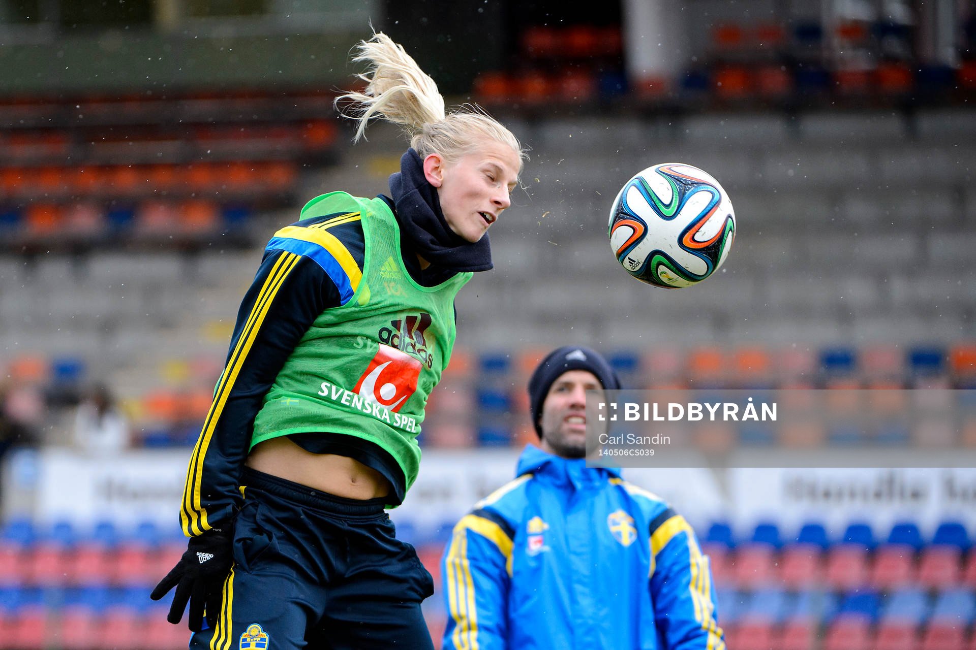 Sveriges Sofia Jakobsson nickar en boll