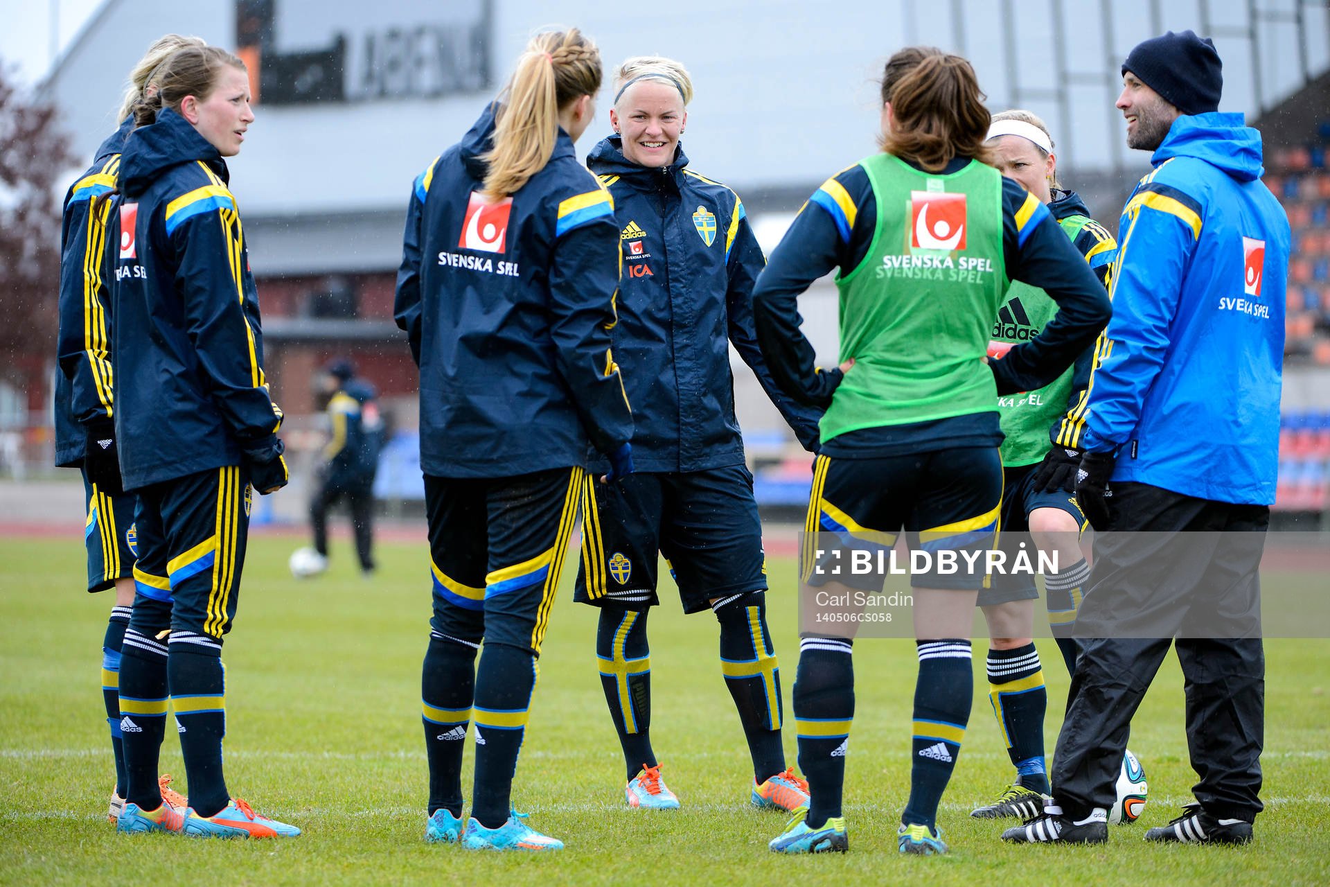 Sveriges Emma Berglund och Nilla Fischer lyssnar på tränare Matti Demegård tillsammans med sina lagkamrater under en fotbollsträning inför VM-kvalet mot Nordirland den 6 maj 2014 i Växjö.