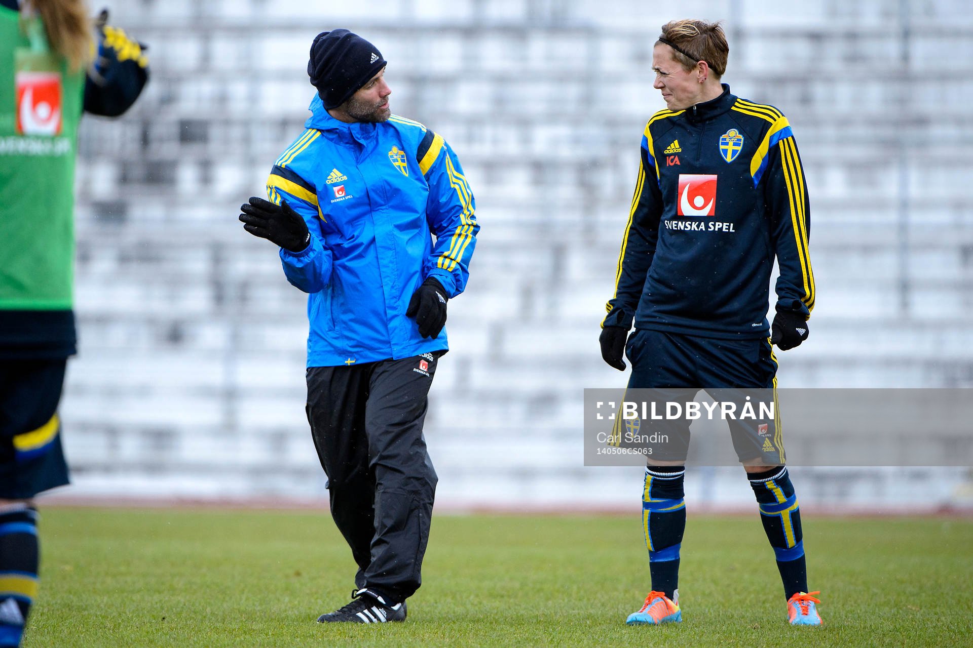 Sveriges tränare Matti Demegård instruerar Therese