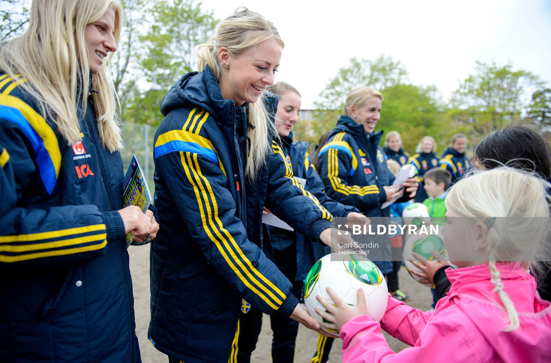 Sveriges Amanda Ilestedt överlämnar en boll till barnen