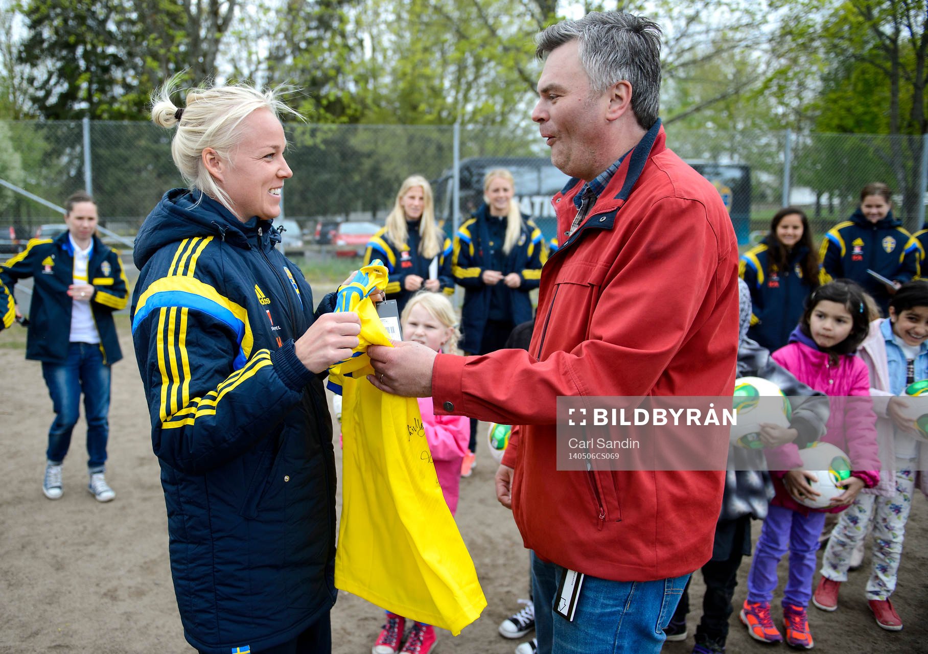 Sveriges Caroline Seger överlämnar en matchtröja till