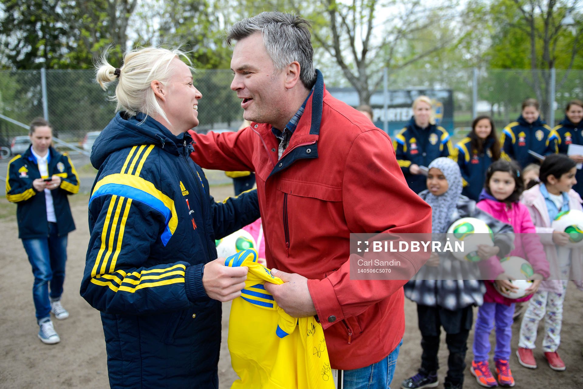 Sveriges Caroline Seger överlämnar en matchtröja till