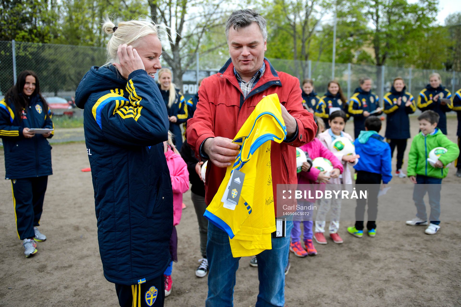 Sveriges Caroline Seger överlämnar en matchtröja till