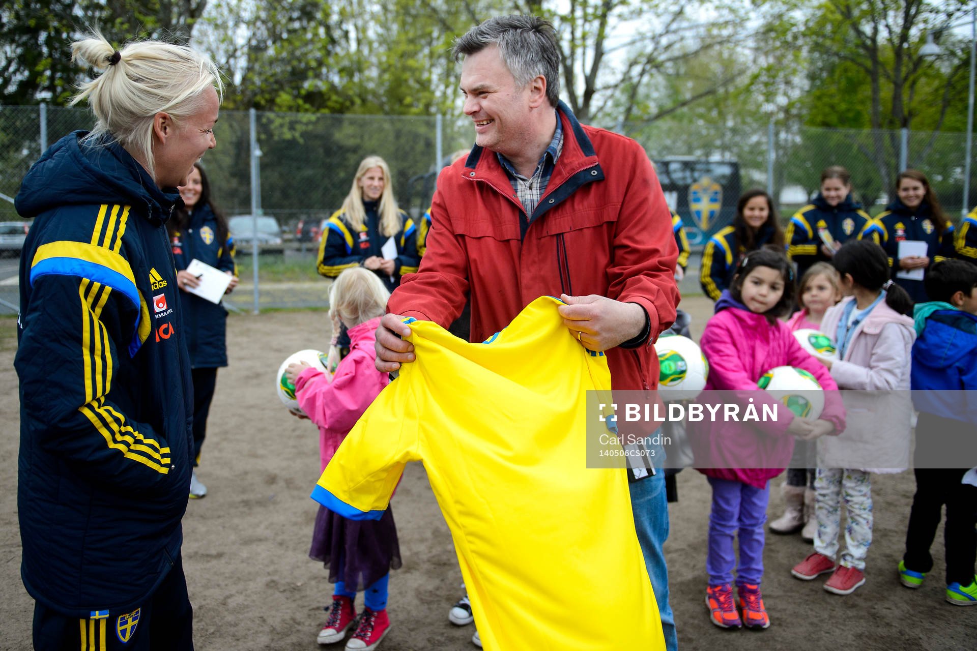 Sveriges Caroline Seger överlämnar en matchtröja till