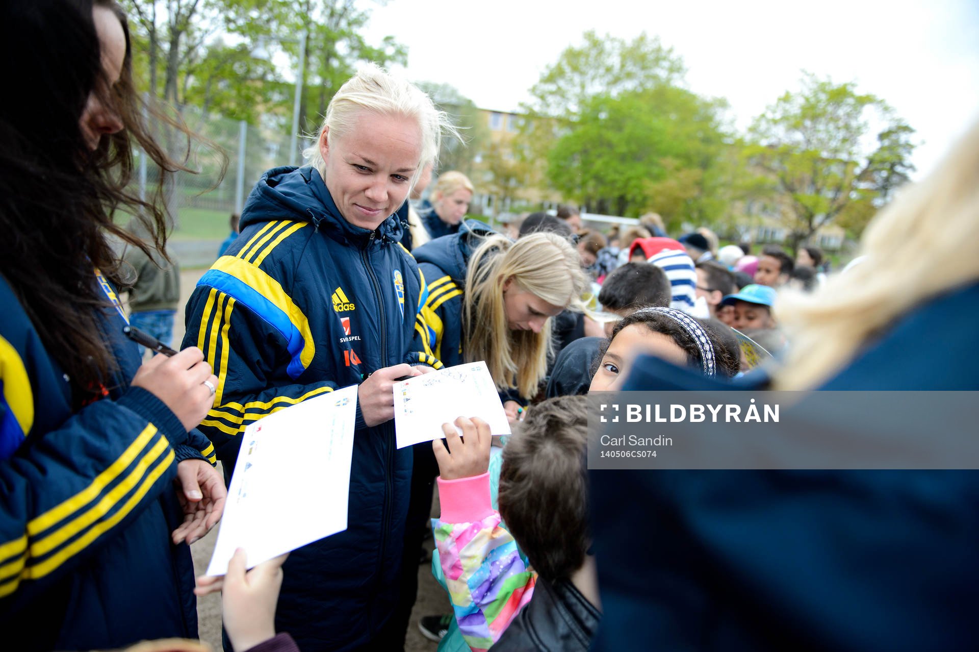 Sveriges Caroline Seger skriver autografer på en skola