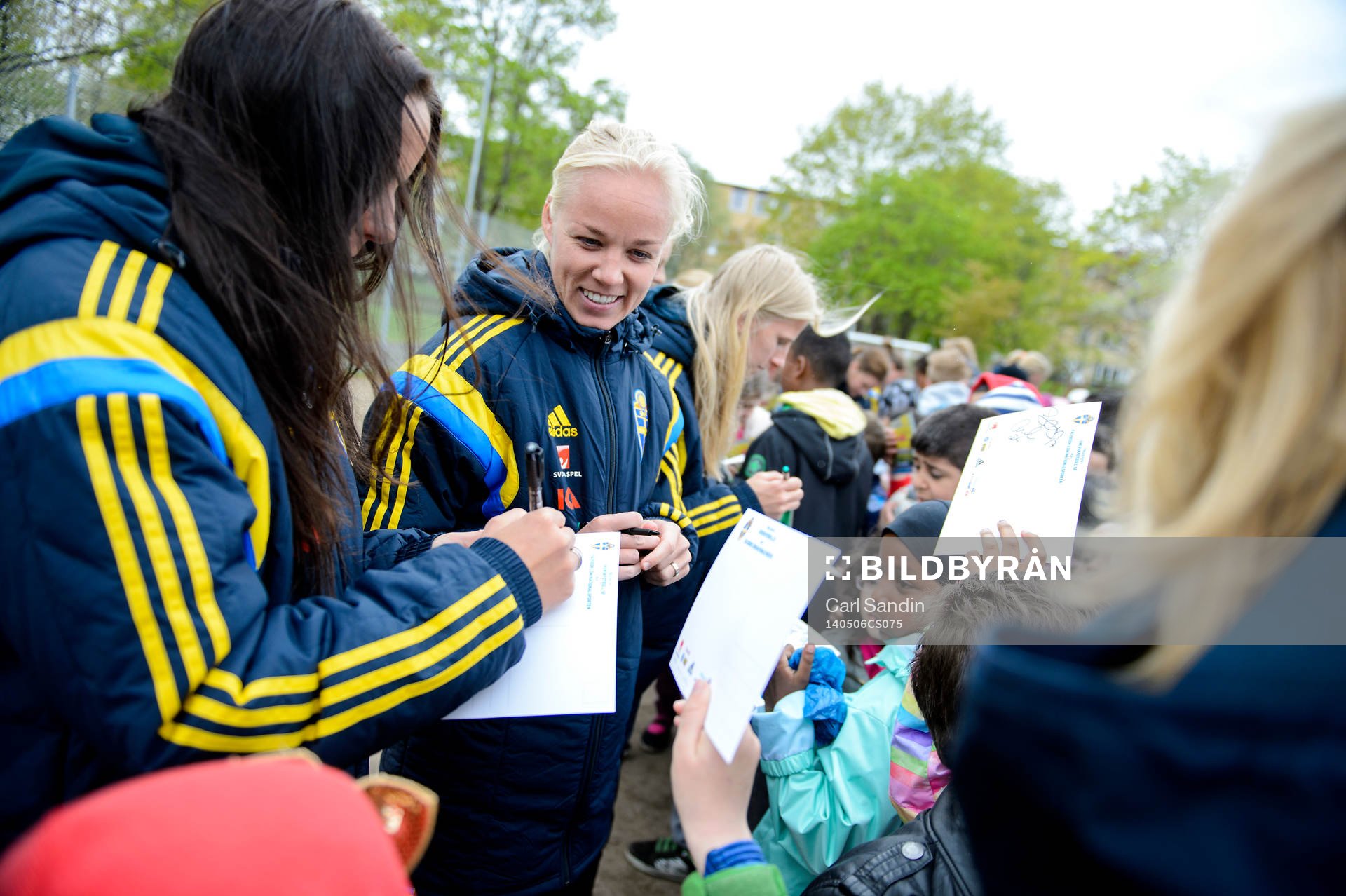 Sveriges Caroline Seger skriver autografer på en skola