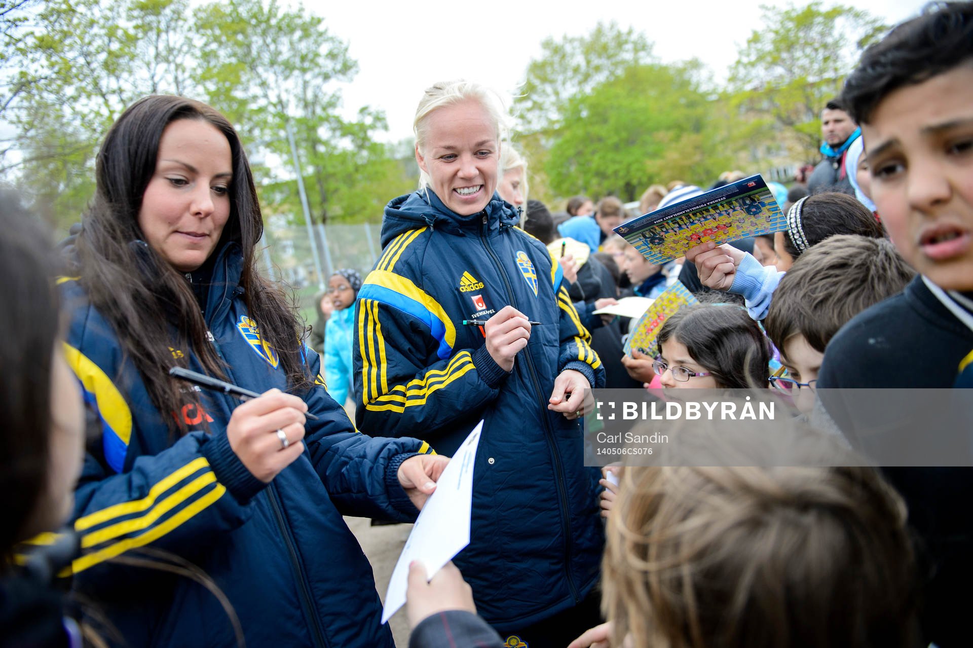Sveriges målvakt Carola Söberg och Caroline Seger skriver