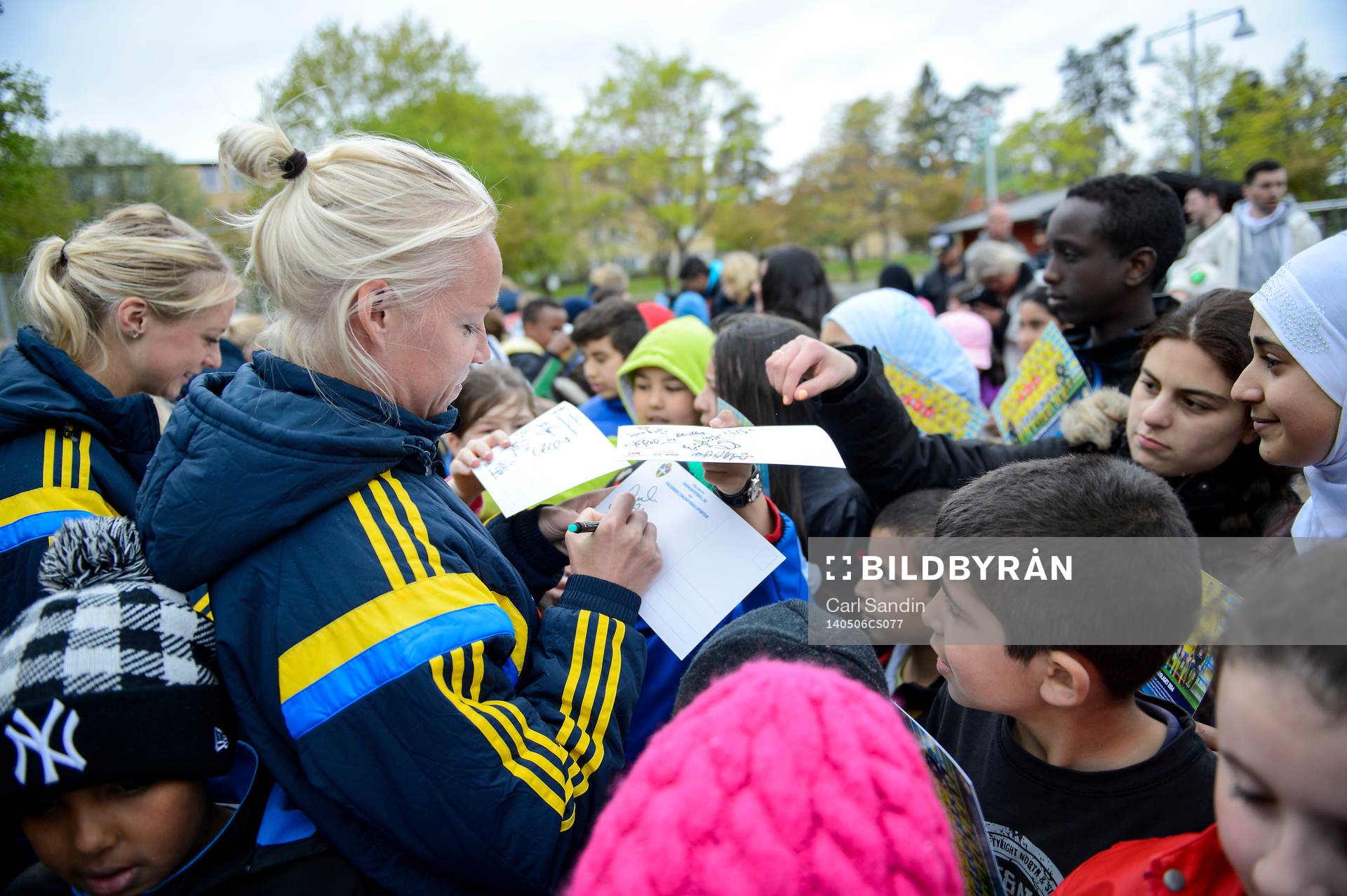 Sveriges Caroline Seger skriver autografer på en skola