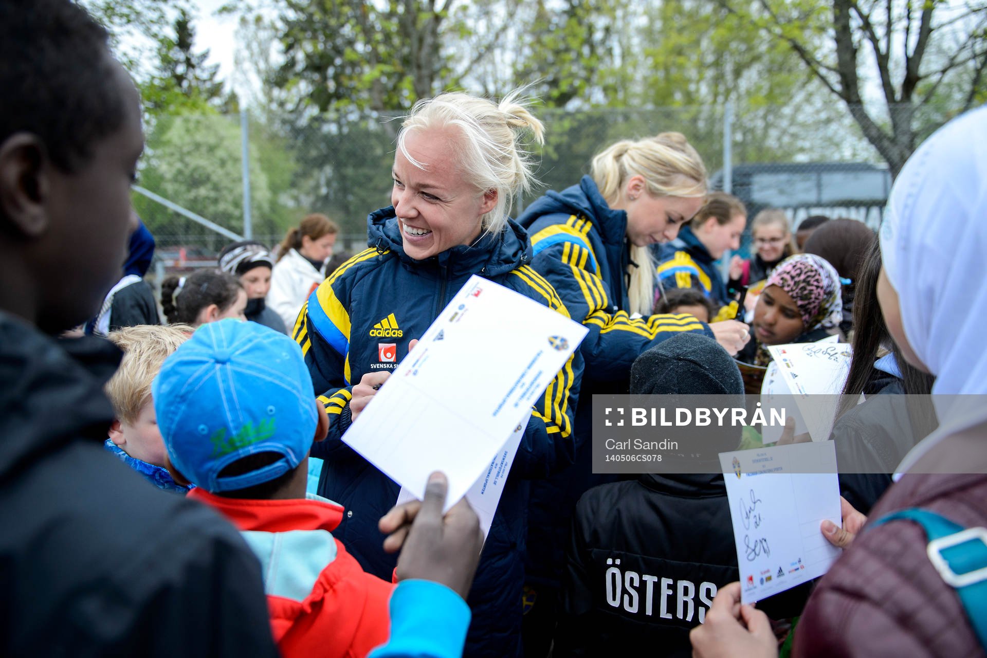 Sveriges Caroline Seger skriver autografer på en skola