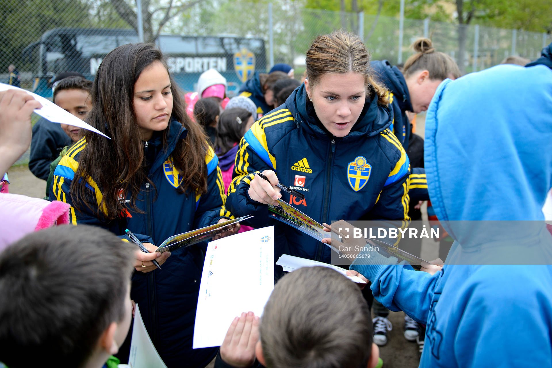 Sveriges Malin Diaz och Hanna Folkesson skriver autografer