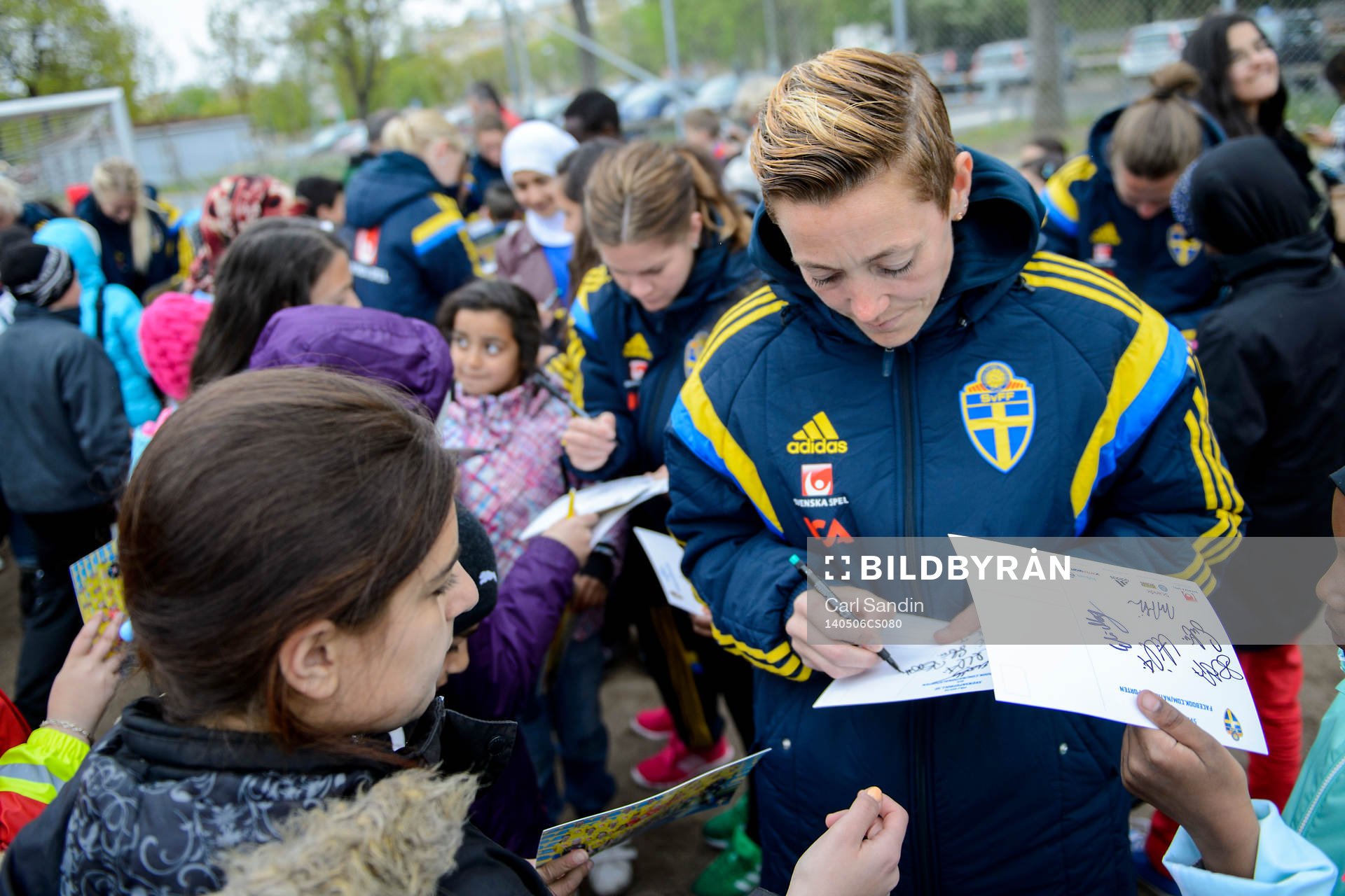 Sveriges Therese Sjögran skriver autografer på en skola