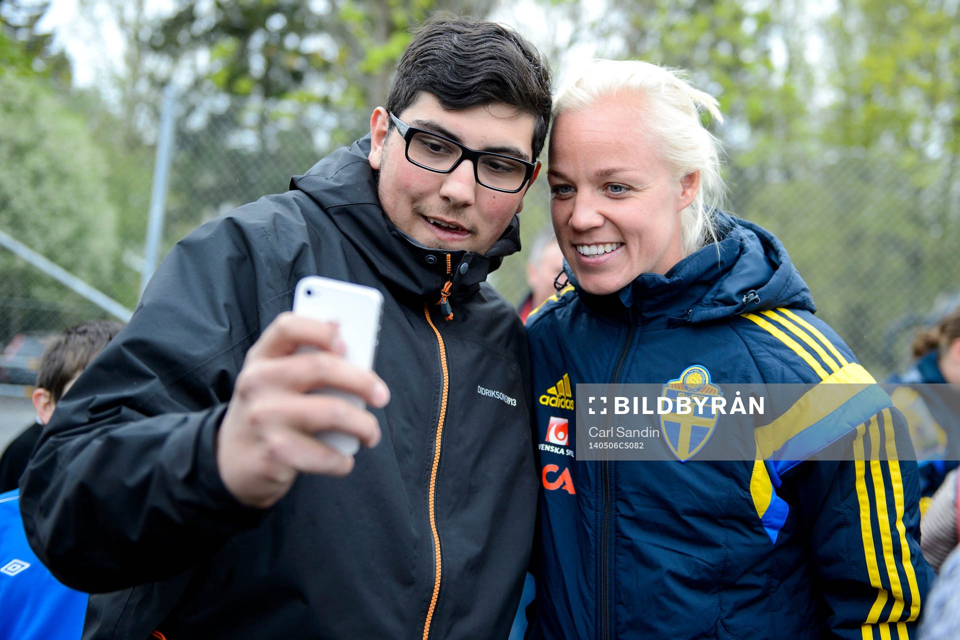 En kille tar porträtt med Sveriges Caroline Seger när